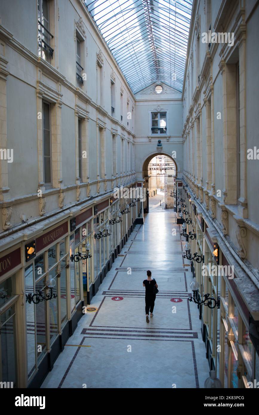 Nantes, Frankreich; 08112022: Unkenntliche Person, die allein auf dem Korridor der Gallerien del Horologe läuft. Stockfoto