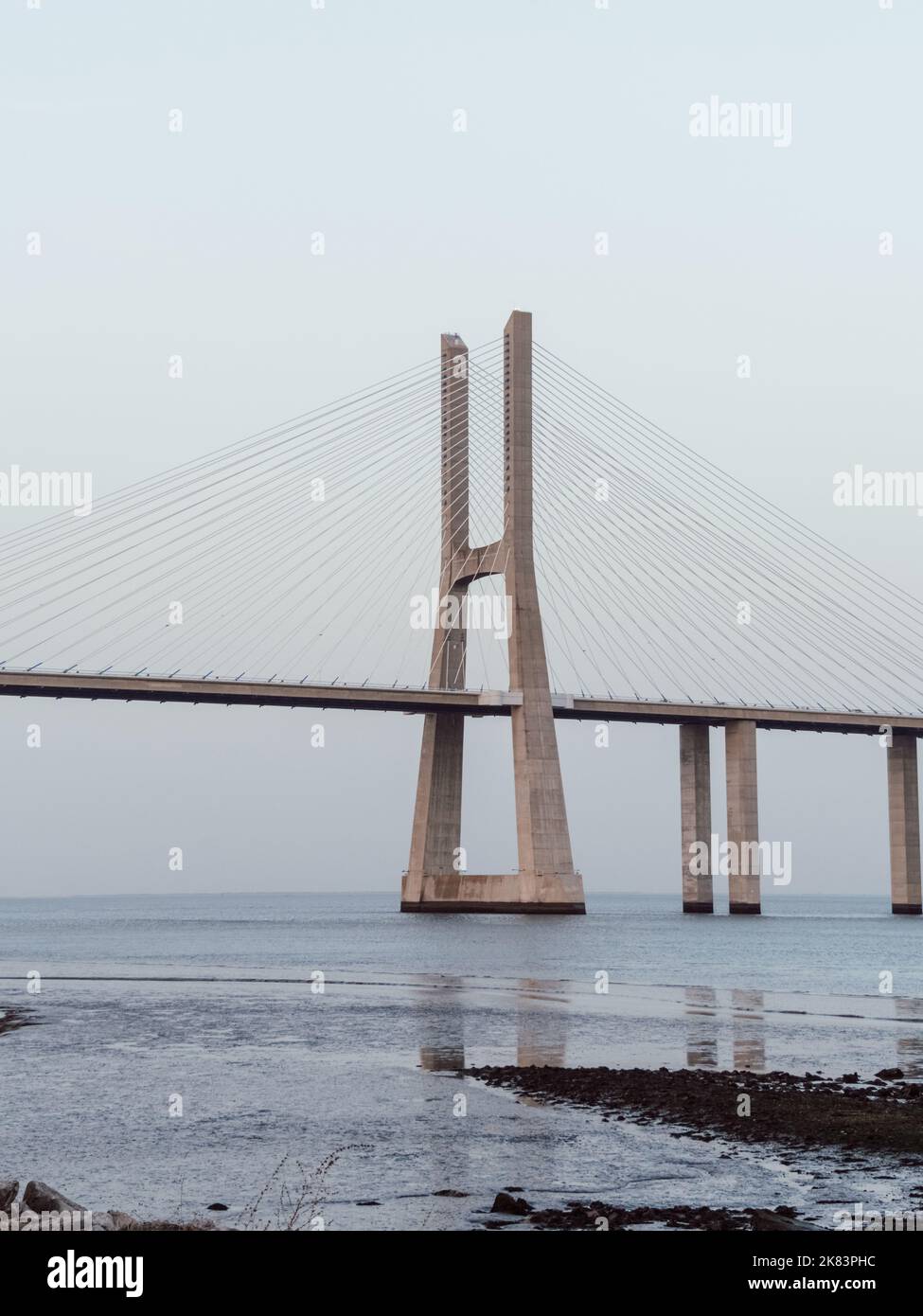 Vasco da Gama Brücke am Abend in Lissabon, Portugal Stockfoto