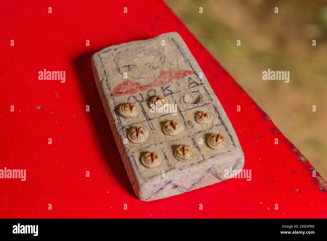 DEGUM, ÄTHIOPIEN - 22. MÄRZ 2019: Spielzeug-Handy Nokia aus Schlamm in Äthiopien Stockfoto