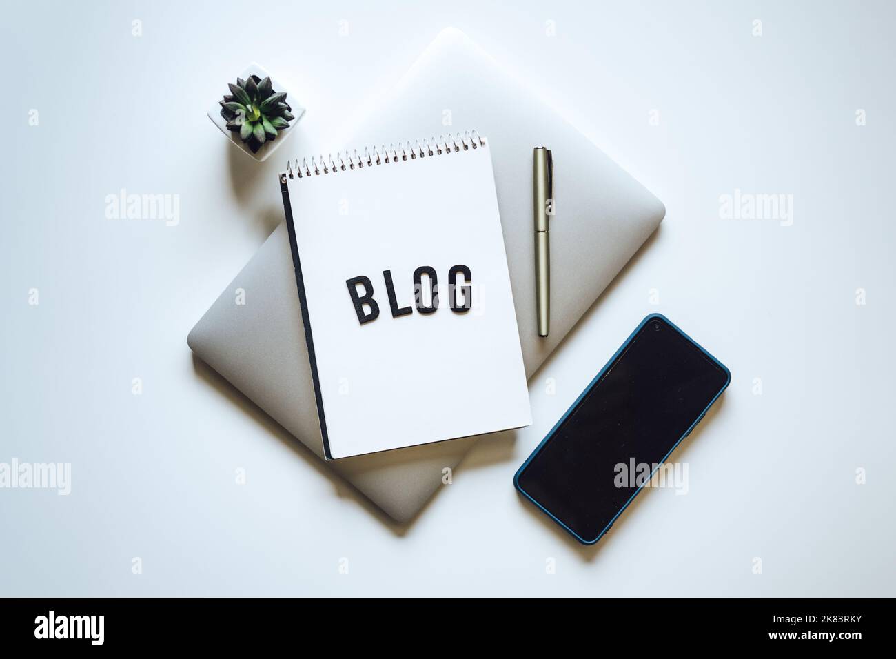 Blogging für Anfänger. So Starten Sie Den Blog. Wortblog und Laptop, Mobiltelefon, Notebook und Brille auf dem Tisch Stockfoto
