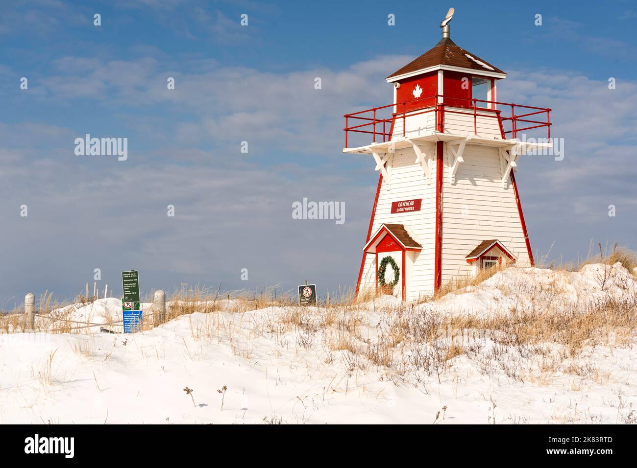 Der Leuchtturm von Covehead ist mit einem Weihnachtskranz geschmückt. Gelegen im PEI Nationalpark, Prince Edward Island, Kanada. Stockfoto