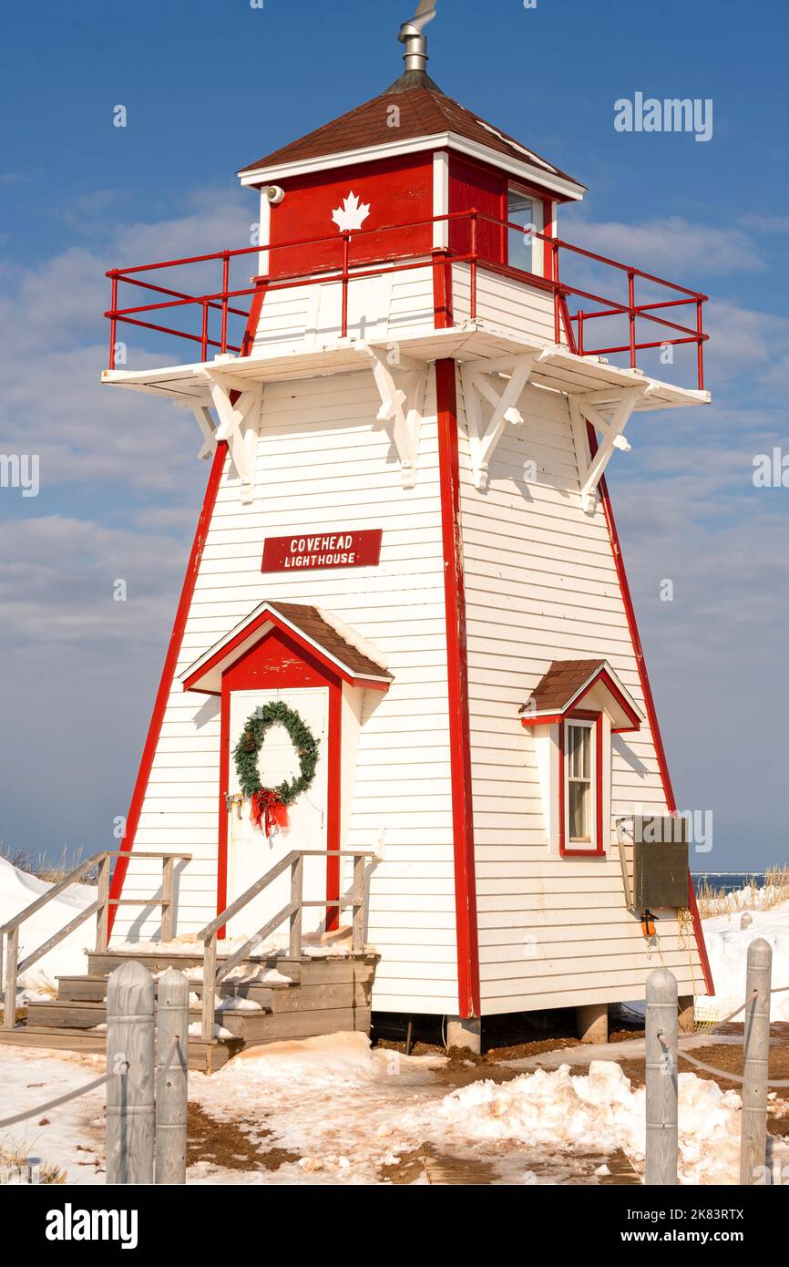 Der Leuchtturm von Covehead ist mit einem Weihnachtskranz geschmückt. Gelegen im PEI Nationalpark, Prince Edward Island, Kanada. Stockfoto