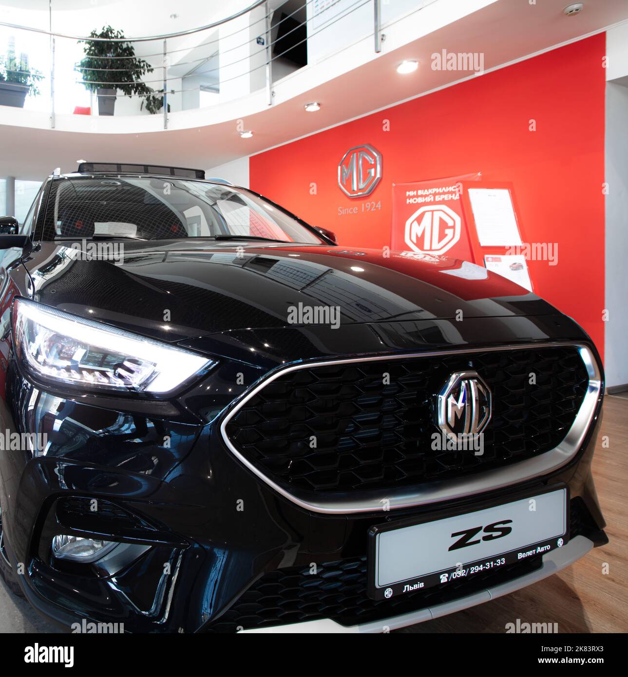 Lviv, Ukraine - 17. Oktober 2022: Schwarzes MG ZS-Auto Stockfoto