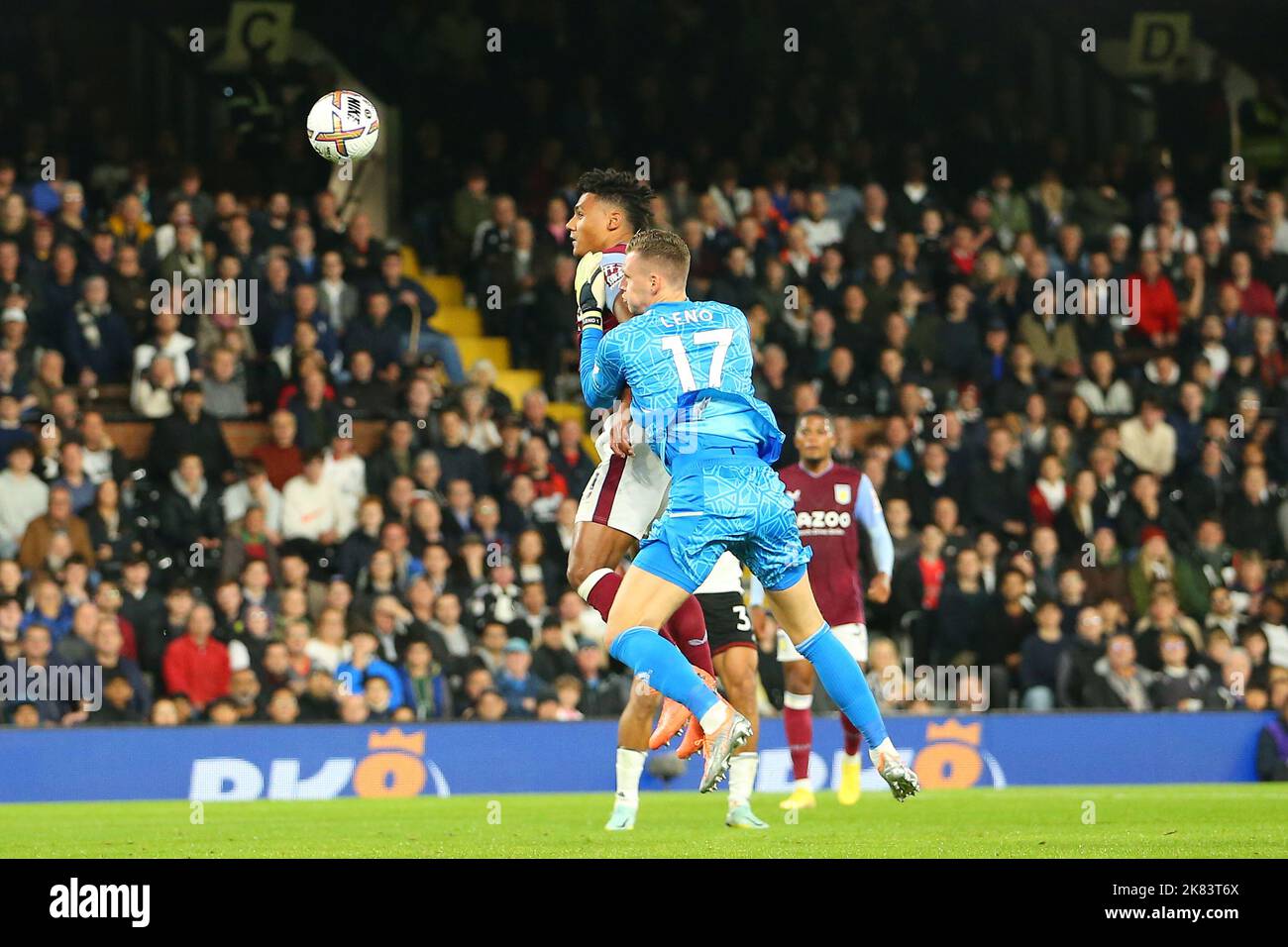 London, Großbritannien. 20. Oktober 2022. 20.. Oktober 2022; Craven Cottage, Fulham, London, England; Premier League Football, Fulham gegen Aston Villa: Torwart Bernd Leno von Fulham lässt den Ball fallen, aber Ollie Watkins von Aston Villa konnte nicht aus der Chance Punkten. Kredit: Aktion Plus Sport Bilder/Alamy Live Nachrichten Stockfoto