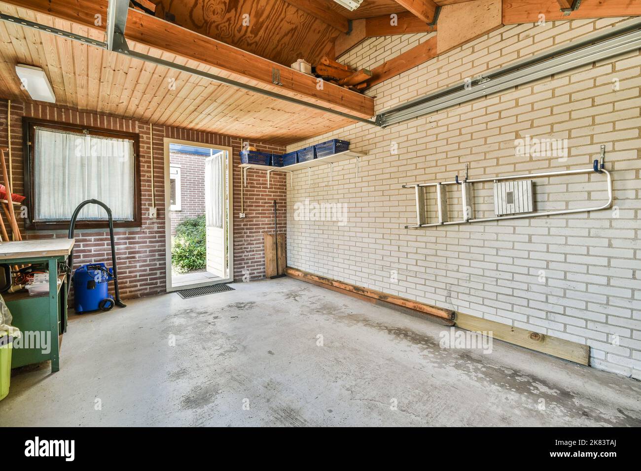 Lagerraum mit Rohren und Dosiergeräten. Ein langer Raum mit technischen Kommunikationen in der modernen Wohnung Stockfoto