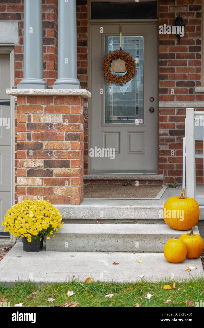 Drei Kürbisse stehen vor der Tür, Halloween kommt bald. Stockfoto