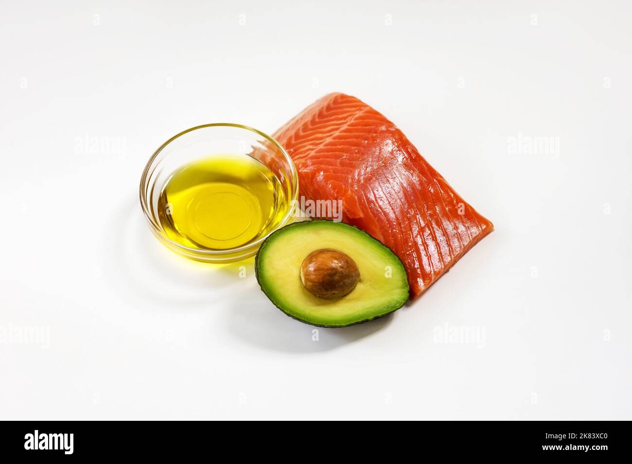 Zutaten für gesunde Lebensmittel. Fisch, Olivenöl, Avocado. Ketogene Low Carbs Diät-Konzept. Stockfoto