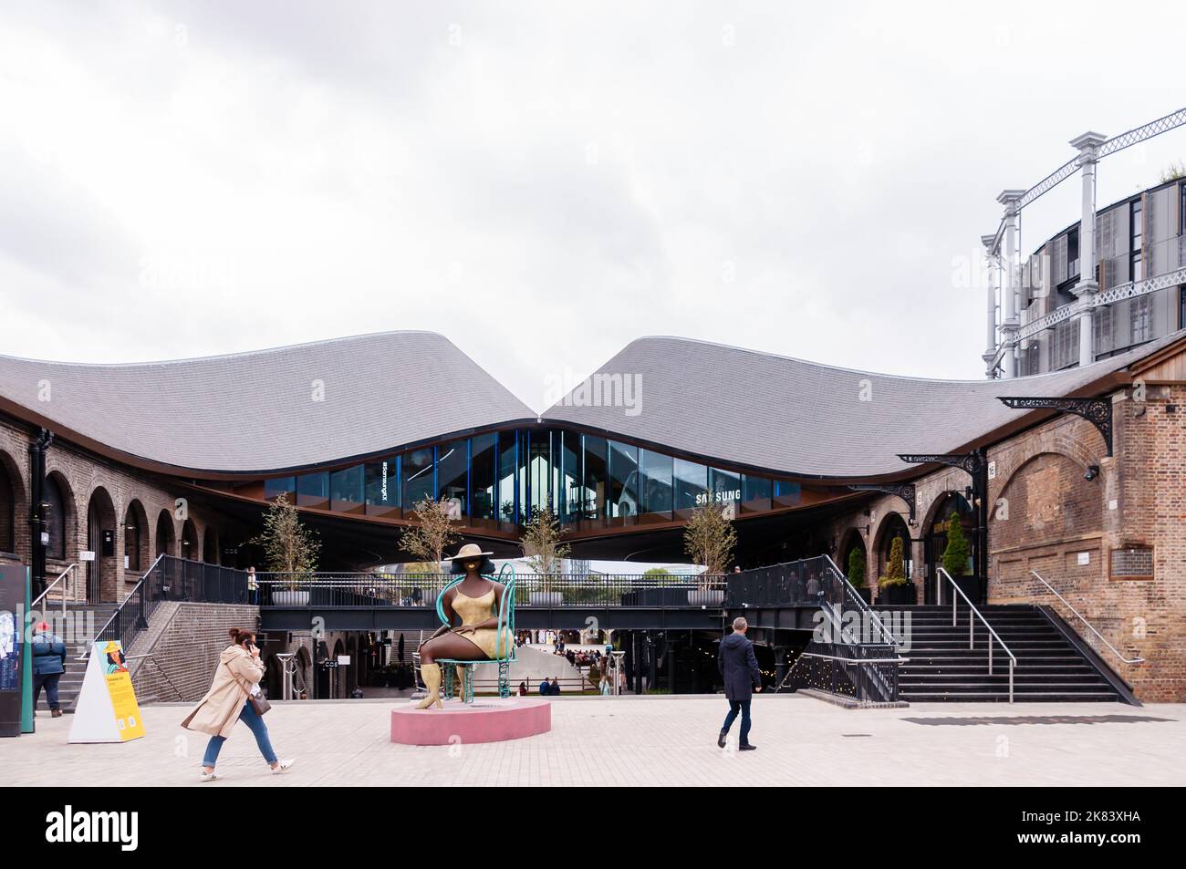 Tschabalala große Bronzeskulptur im Coal Drops Yard, London Stockfoto