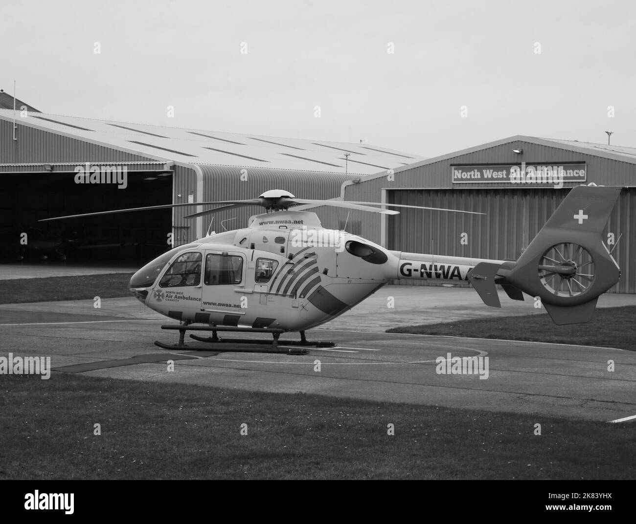 Ein Blick auf den North West Air Ambulance Helicopter am Blackpool Airport, Blackpool, Lancashire, Großbritannien, Europa Stockfoto