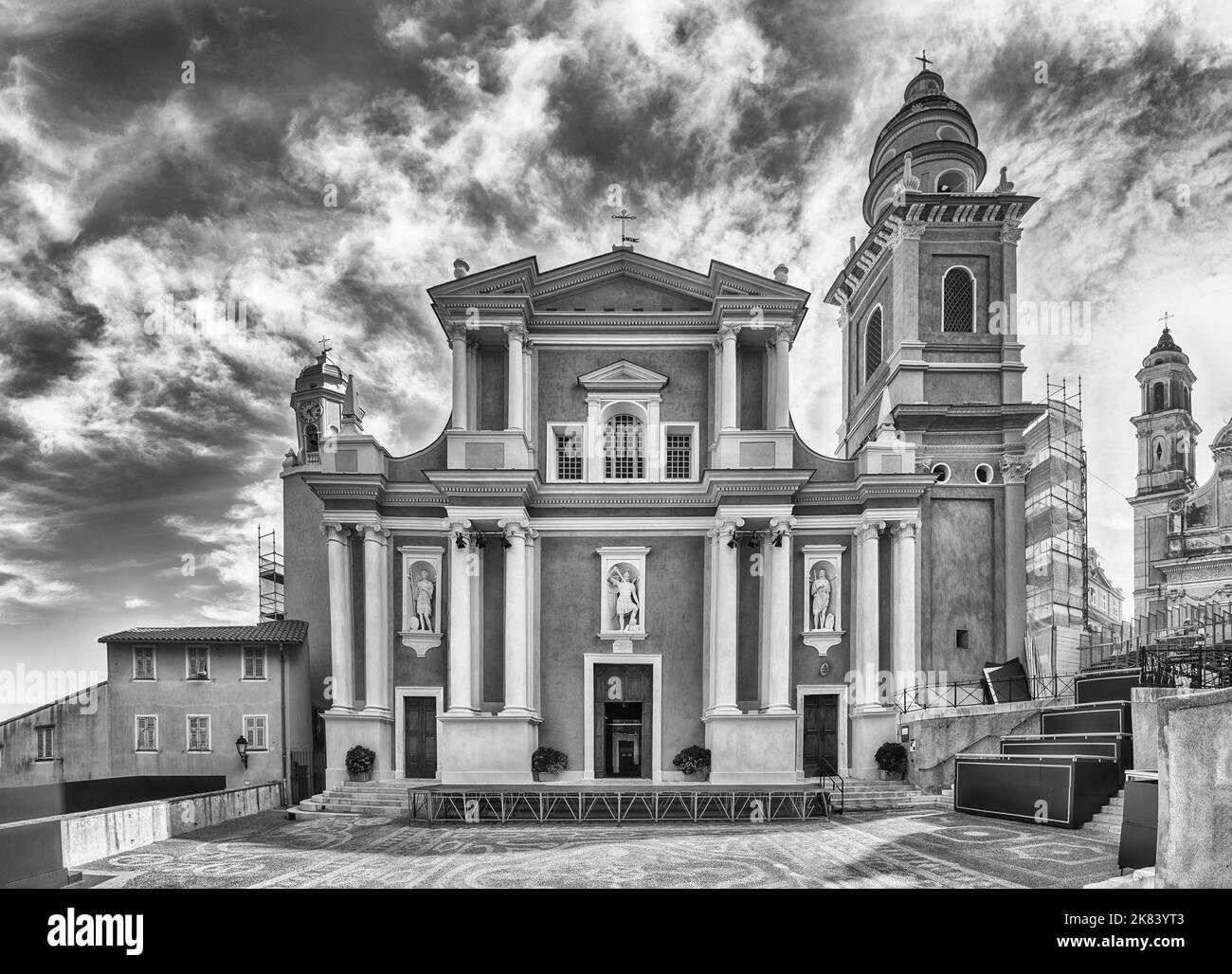 Fassade der Basilika Saint-Michel-Archange in der Altstadt von Menton, einer malerischen Stadt in der Region Provence-Alpes-Cote d'Azur an der französischen Riviera Stockfoto