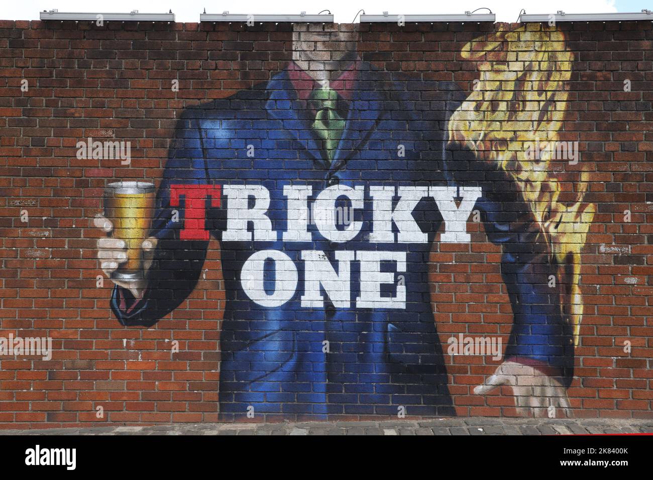 Ausschnitt aus Tennents Wandbild an der Außenwand der Tennent Caledonian Breweries von smug (Sam Bates) Glasgow Scotland Juli 2022 Stockfoto