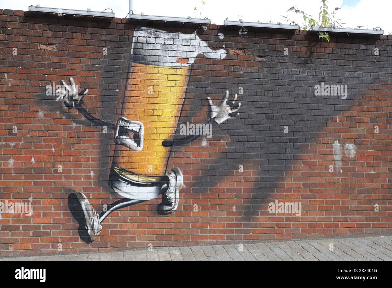 Ausschnitt aus Tennents Wandbild an der Außenwand der Tennent Caledonian Breweries von smug (Sam Bates) Glasgow Scotland Juli 2022 Stockfoto