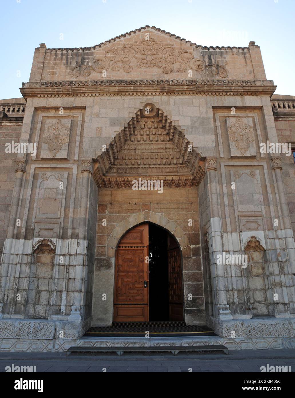 Die große Moschee in Aksaray, Türkei, wurde im 15.. Jahrhundert erbaut. Stockfoto