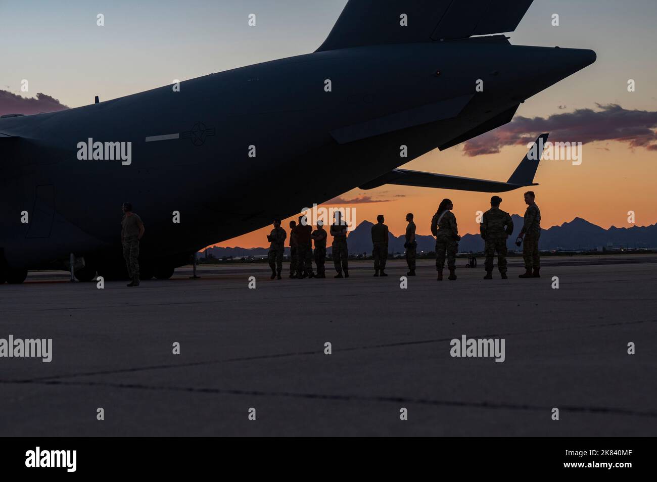 Ein C-17 Globemaster III, der Mitglieder des Desert Lightning Teams transportiert, kehrt von einem Einsatz an einem nicht bekannt gegebenen Ort auf dem Luftwaffenstützpunkt Davis-Monthan, Arizona, zurück, 17. Oktober 2022. Die Mitglieder kehrten nach einem Auslandseinsatz zu ihren Familien zurück. (USA Foto der Luftwaffe von Staff Sgt. Alex Miller) Stockfoto