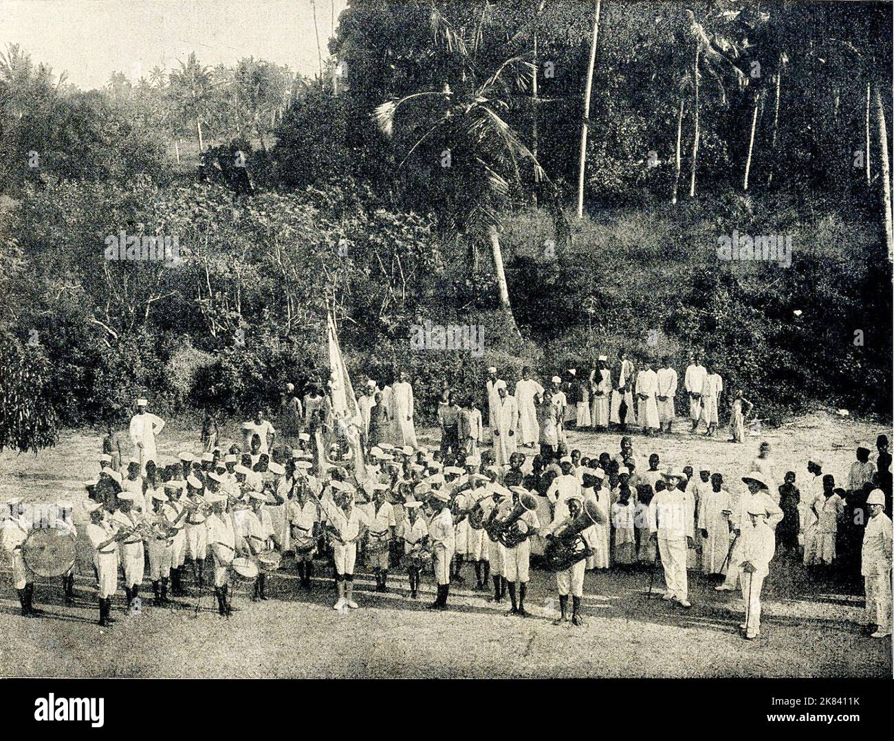 Die neue Uniform der Musikkapelle der deutschen Regierungsschule in Tanga (Deutsch-Ostafrika) im Jahr 1900. Stockfoto