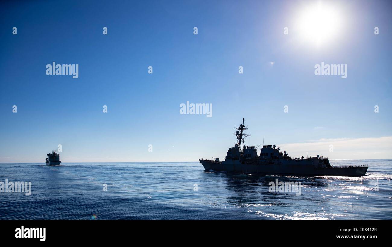 Der Arleigh Burke-Klasse Lenkflugkörper-Zerstörer USS Bulkeley (DDG 84), rechts, nähert sich während einer Auffüllung auf See als Teil der Gerald R. Ford Carrier Strike Group, 17. Oktober 2022, dem Royal Canadian Supply Schiff MV Asterix. Der erste Flugzeugträger seiner Klasse, USS Gerald R. Ford (CVN 78), befindet sich auf seinem ersten Einsatz und führt zusammen mit NATO-Alliierten und Partnern Schulungen und Operationen durch, um die Integration für zukünftige Einsätze zu verbessern und das Engagement der US-Marine für eine friedliche, stabile und konfliktfreie atlantische Region zu demonstrieren. (USA Navy Foto von Mass Communication Specialist 2. Class Sawye Stockfoto