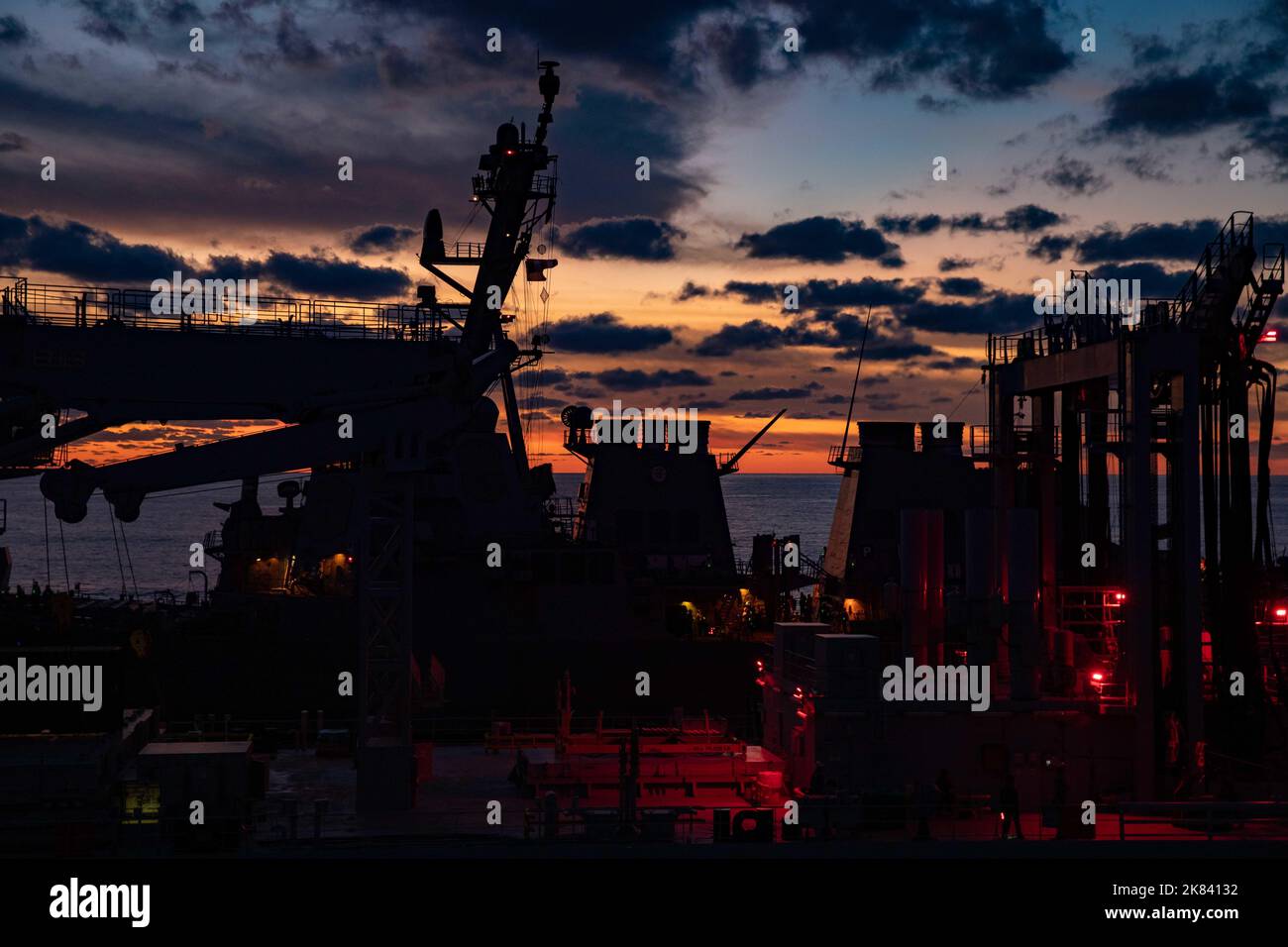 Der Arleigh Burke-Klasse Lenkrakenzerstörer USS Ramage (DDG 61), nicht abgebildet, führt eine Auffüllung auf See mit dem Royal Canadian Schiff MV Asterix und dem Arleigh Burke-Klasse Lenkrakenzerstörer USS Bulkeley (DDG 84) als Teil der Gerald R. Ford Carrier Strike Group, 17. Oktober 2022. Der erste Flugzeugträger seiner Klasse, USS Gerald R. Ford (CVN 78), befindet sich auf seinem ersten Einsatz und führt zusammen mit NATO-Alliierten und Partnern Trainings und Operationen durch, um die Integration für zukünftige Einsätze zu verbessern und das Engagement der US-Marine für einen friedlichen, stabilen und konfliktfreien Atlantik zu demonstrieren Stockfoto
