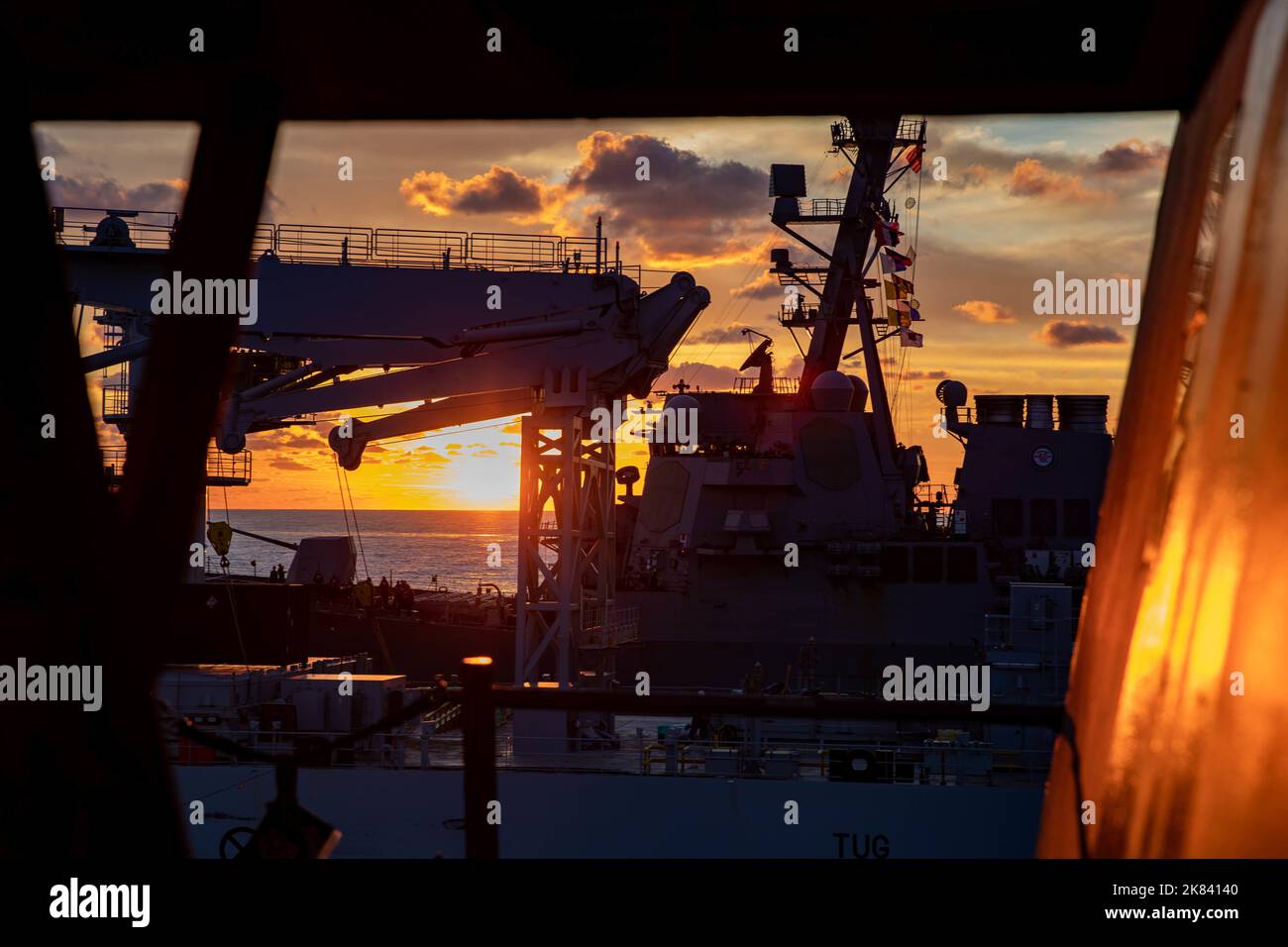 Der Arleigh Burke-Klasse Lenkflugkörper-Zerstörer USS Ramage (DDG 61), im Vordergrund, führt eine Auffüllung auf See mit dem Royal Canadian Schiff MV Asterix und dem Arleigh Burke-Klasse Lenkflugkörper-Zerstörer USS Bulkeley (DDG 84) als Teil der Gerald R. Ford Carrier Strike Group, 17. Oktober 2022. Der erste Flugzeugträger seiner Klasse, USS Gerald R. Ford (CVN 78), befindet sich auf seinem ersten Einsatz und führt zusammen mit NATO-Alliierten und Partnern Schulungen und Operationen durch, um die Integration für zukünftige Einsätze zu verbessern und das Engagement der US-Marine für eine friedliche, stabile und konfliktfreie Atlantikküste zu demonstrieren Stockfoto