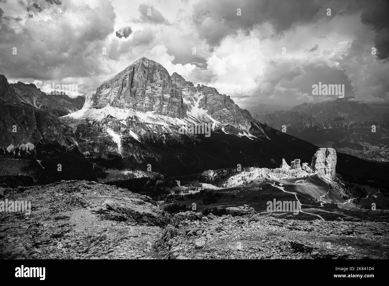Tofana di Rozes und Cinque Torri in den Dolomiten Stockfoto