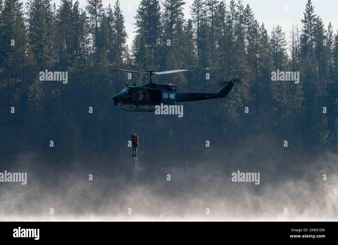 US Air Force Airmen vom Special Operations Wing 24. führen ein Hubtraining über Long Lake in Spokane, Washington, am 6. Oktober 2022 durch. Die Luftwaffe der SOW von 24. wurde für medizinische Evakuierung und Wassereinsätze zertifiziert. (USA Luftwaffe Foto von Airman 1. Klasse Stassney Davis) Stockfoto