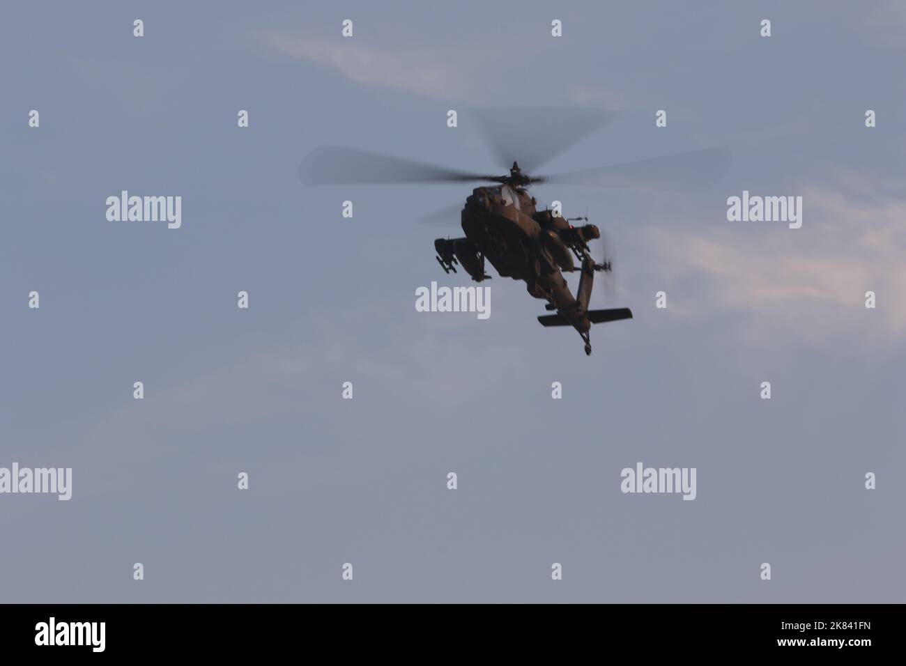 Eines von zwei US-amerikanischen Armee AH-64E Apache-Hubschrauber führen einen Überflug der Udairi Landing Zone im Lager Buehring, Kuwait, 17. Oktober 2022 durch. Die Apaches wurden von den Piloten der Task Force No Mercy des Bataillons 1., des 101. Aviation Regiments, des Attack Helicopter Bataillons, das der Combat Aviation Brigade 36. angeschlossen war, geflogen. Das Flugzeug führte die Überführung mit einem US-amerikanischen Unternehmen durch Army UH-60m Black Hawk Hubschrauber geflogen von Task Force Rough Rider Piloten von 3. Bataillon, 142. Aviation Regiment, Assault Helicopter Bataillon, befestigt an 36. CAB, und zwei italienischen F-2000 Eurofighter Taifune geflogen von Jet-Kämpfer Piloten Stockfoto