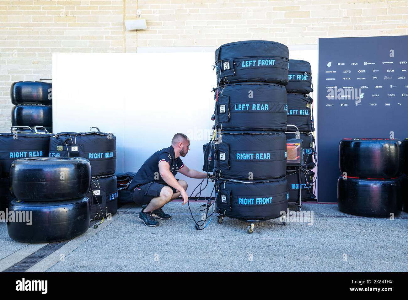 Austin, USA . 20. Oktober 2022. Mercedes AMG F1 Team, Mechaniker bei der Vorbereitung der Pirelli-Reifen in Reifendecken während des Formel 1 Aramco United States Grand Prix 2022, 19. Lauf der FIA Formel 1 Weltmeisterschaft 2022 vom 21. Bis 23. Oktober 2022 auf dem Circuit of the Americas, in Austin, Texas - Photo Florent Gooden / DPPI Credit: DPPI Media/Alamy Live News Stockfoto