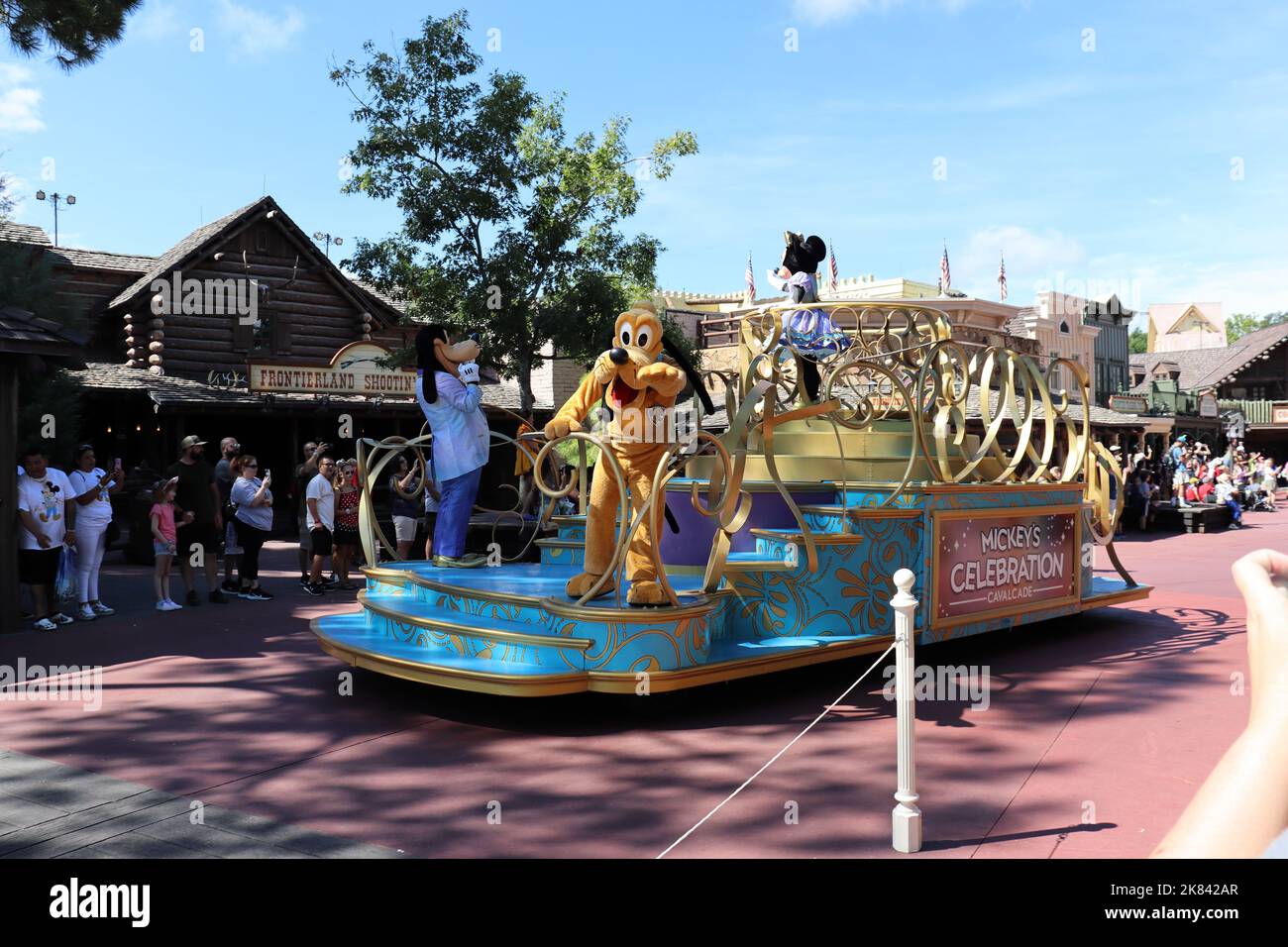 MiniE, Goofy und Pluto aus Mickey World feiern auf einem Paradewagen vor den Menschen (50 Jahre Feier), Stockfoto Stockfoto