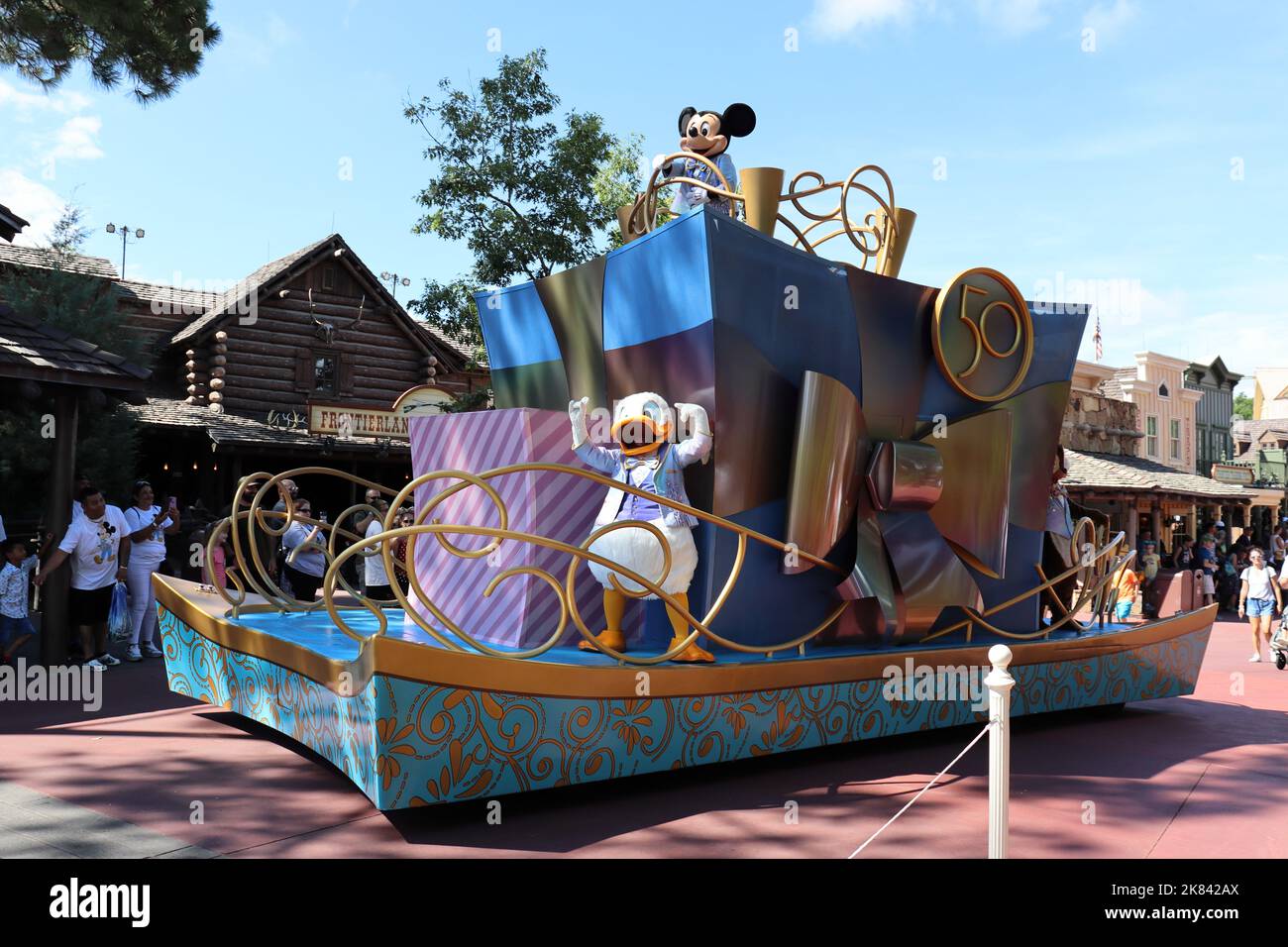 Donald Duck und Mickey Mouse feiern auf einem Paradewagen vor den Menschen (50 Jahre Feier), Stock Photo Stockfoto