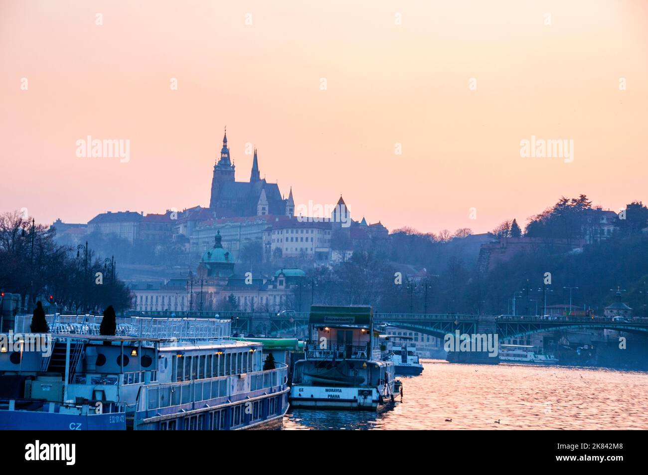 Neobarocke Straka-Akademie am linken Ufer der Moldau, Malá Strana, Prag, Tschechische Republik. Stockfoto
