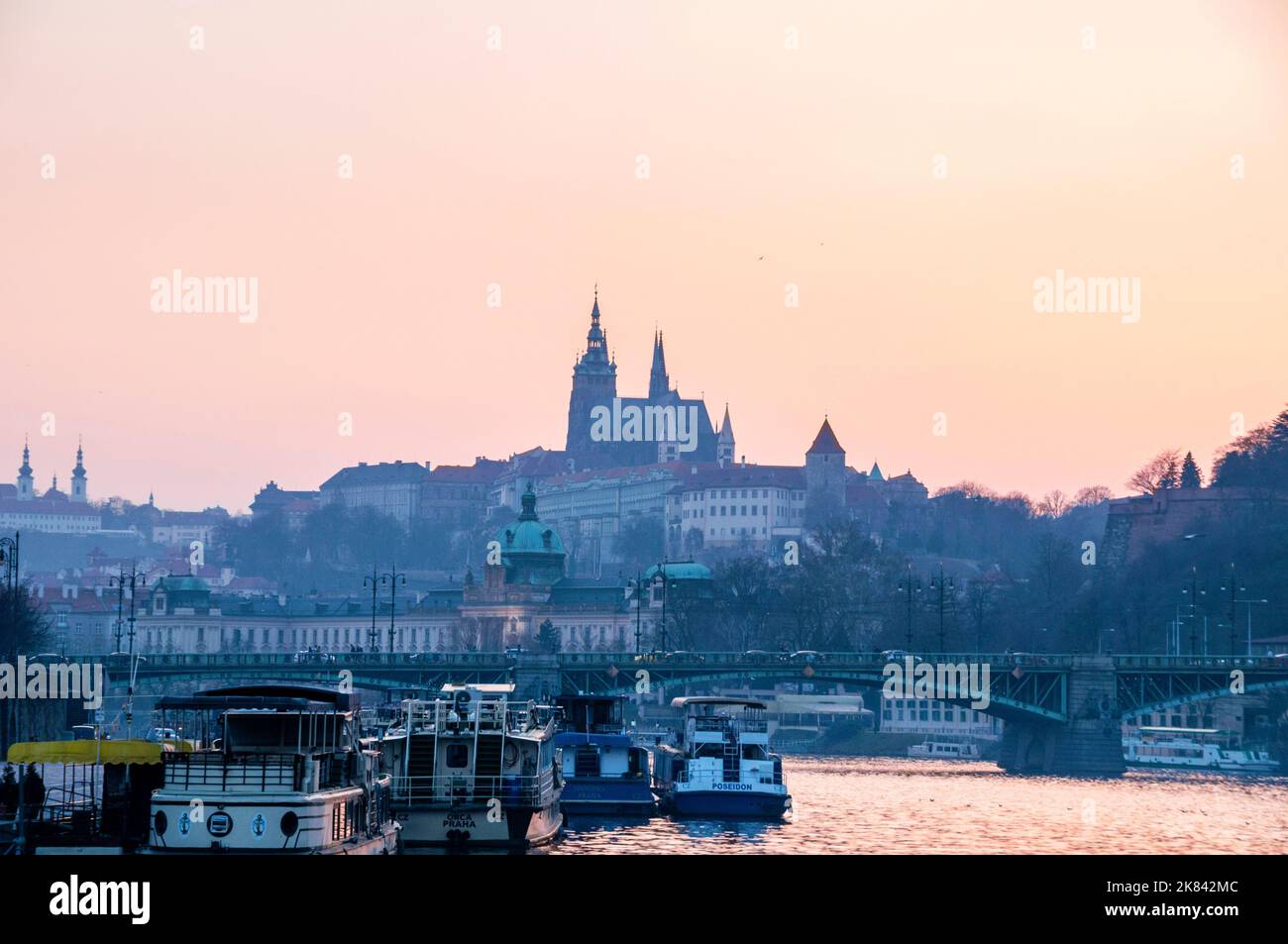 Neobarocke Straka-Akademie am linken Ufer der Moldau, Malá Strana, Prag, Tschechische Republik. Stockfoto