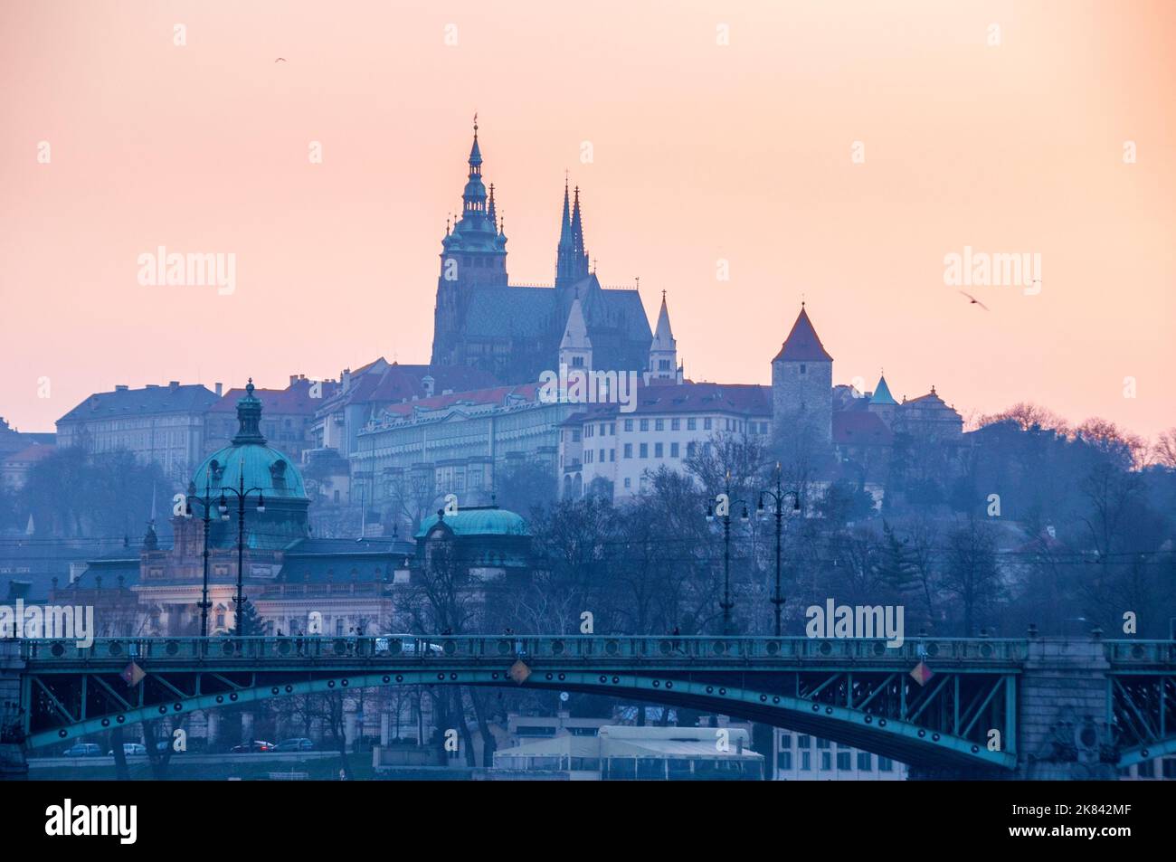 Neobarocke Straka-Akademie am linken Ufer der Moldau, Malá Strana, Prag, Tschechische Republik. Stockfoto