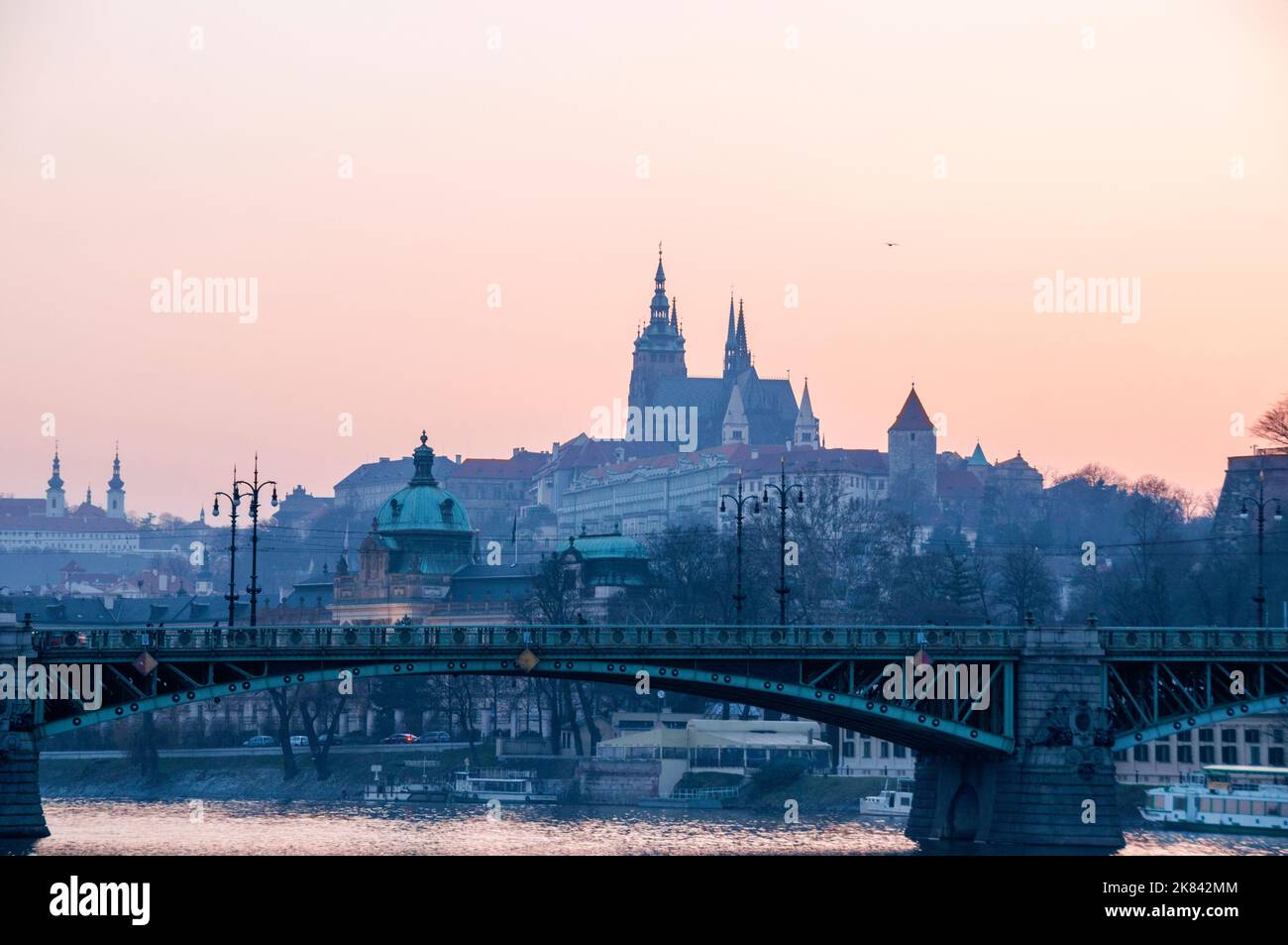 Neobarocke Straka-Akademie am linken Ufer der Moldau, Malá Strana, Prag, Tschechische Republik. Stockfoto