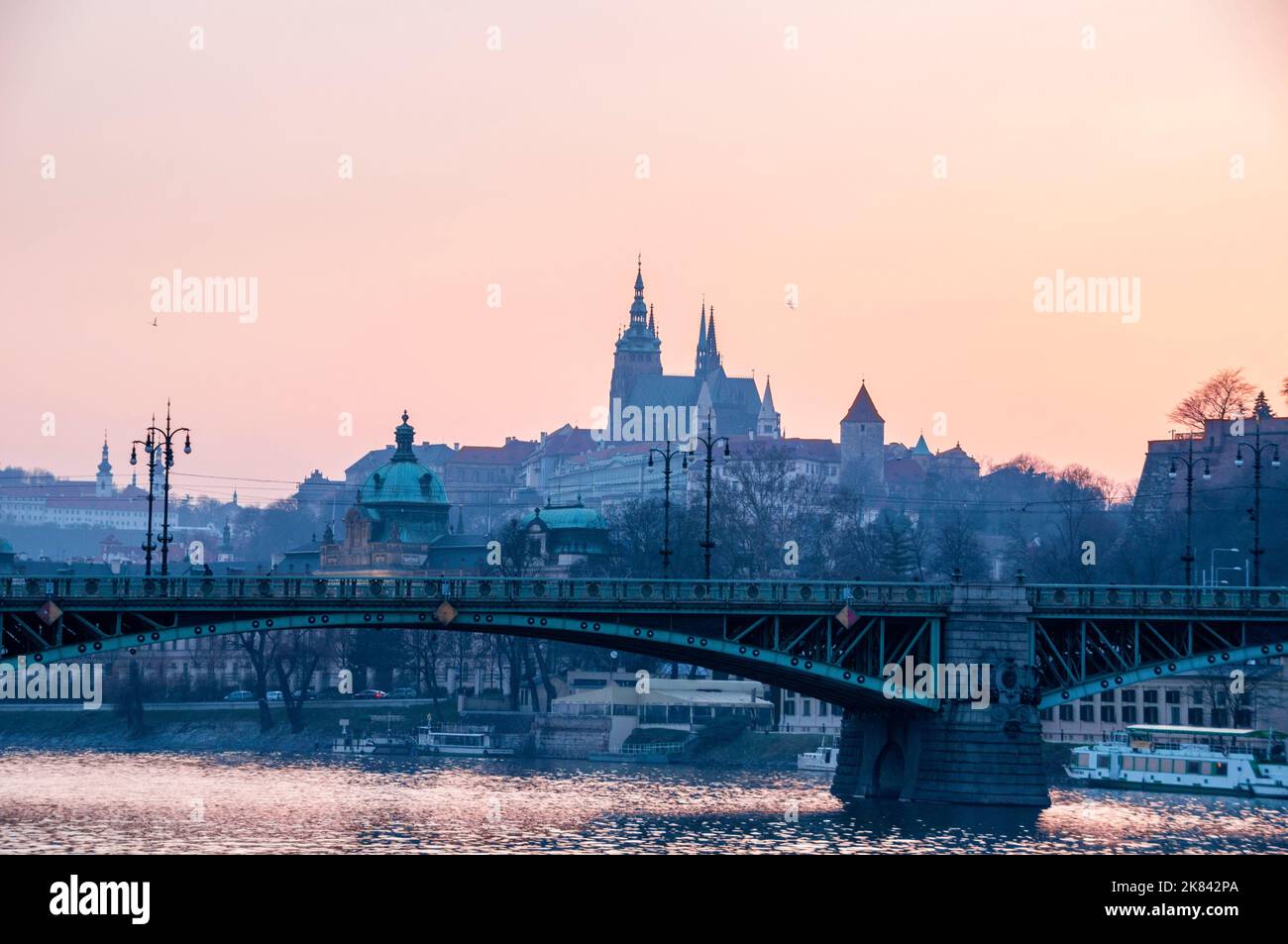 Neobarocke Straka-Akademie am linken Ufer der Moldau, Malá Strana, Prag, Tschechische Republik. Stockfoto