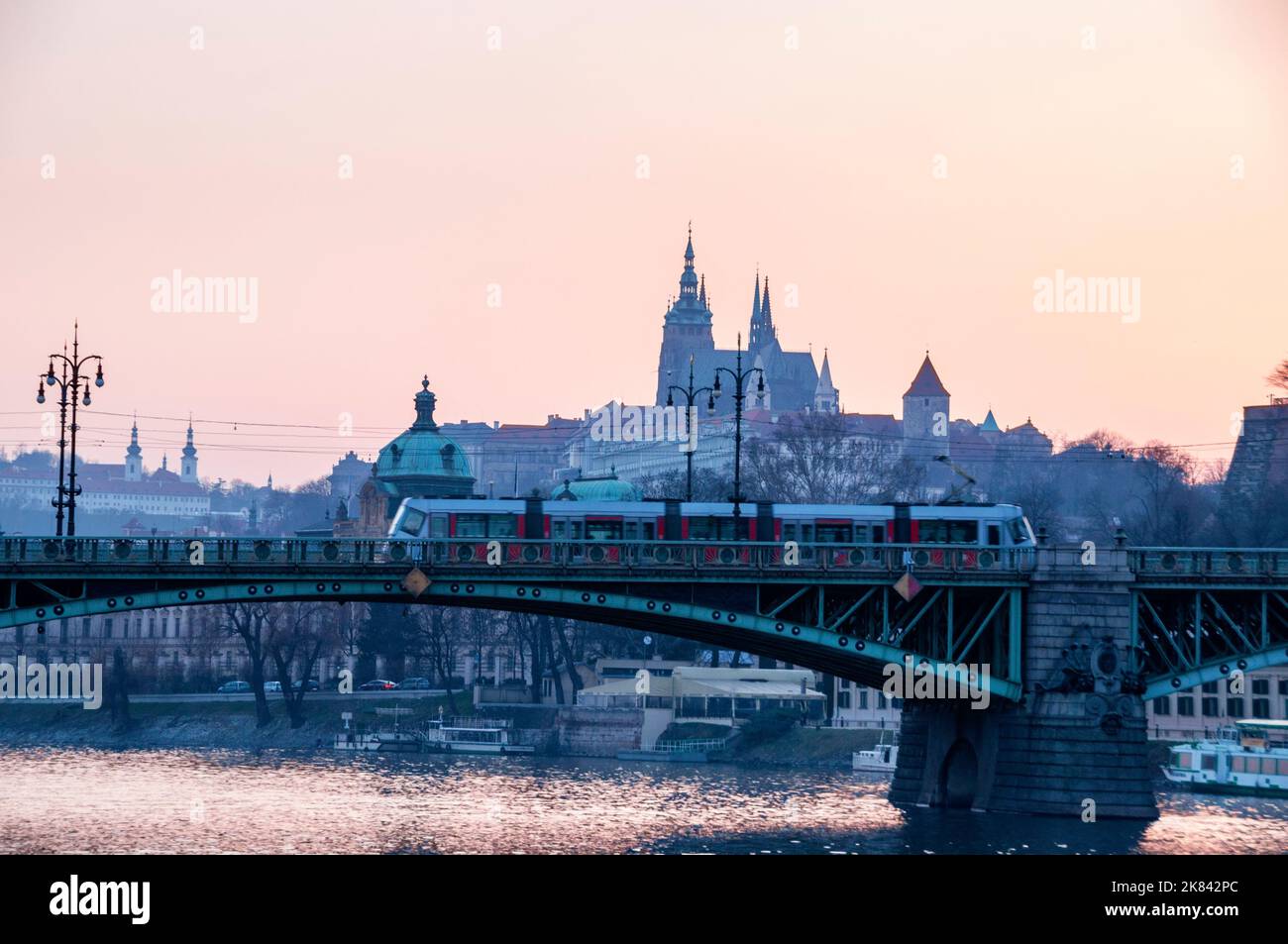 Neobarocke Straka-Akademie am linken Ufer der Moldau, Malá Strana, Prag, Tschechische Republik. Stockfoto