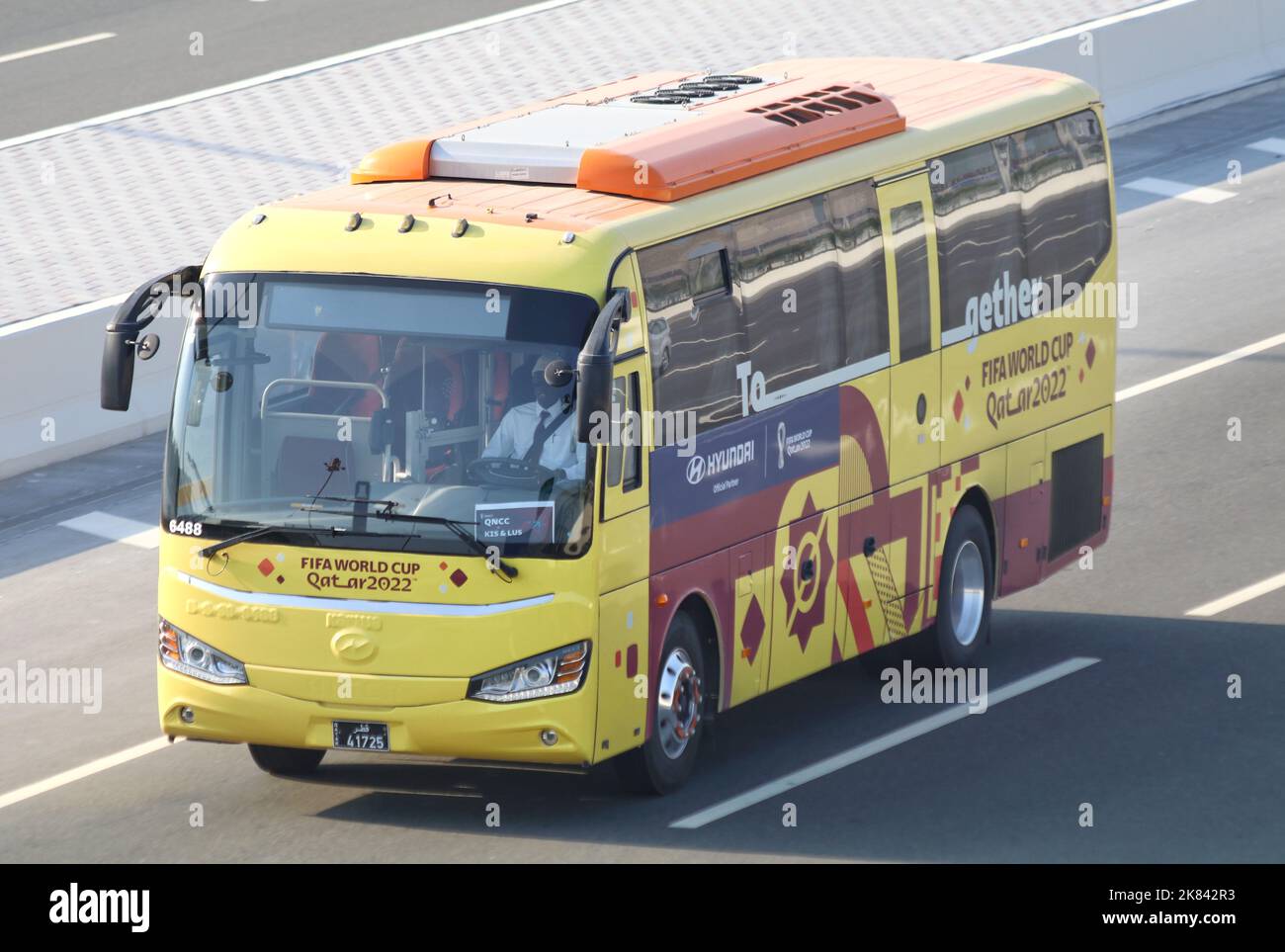 Ein Blick auf FIFA 2022 Fan Bus, mehr als 2.300 Busse werden täglich während der FIFA Fußball-Weltmeisterschaft Katar 2022 betrieben werden. Stockfoto