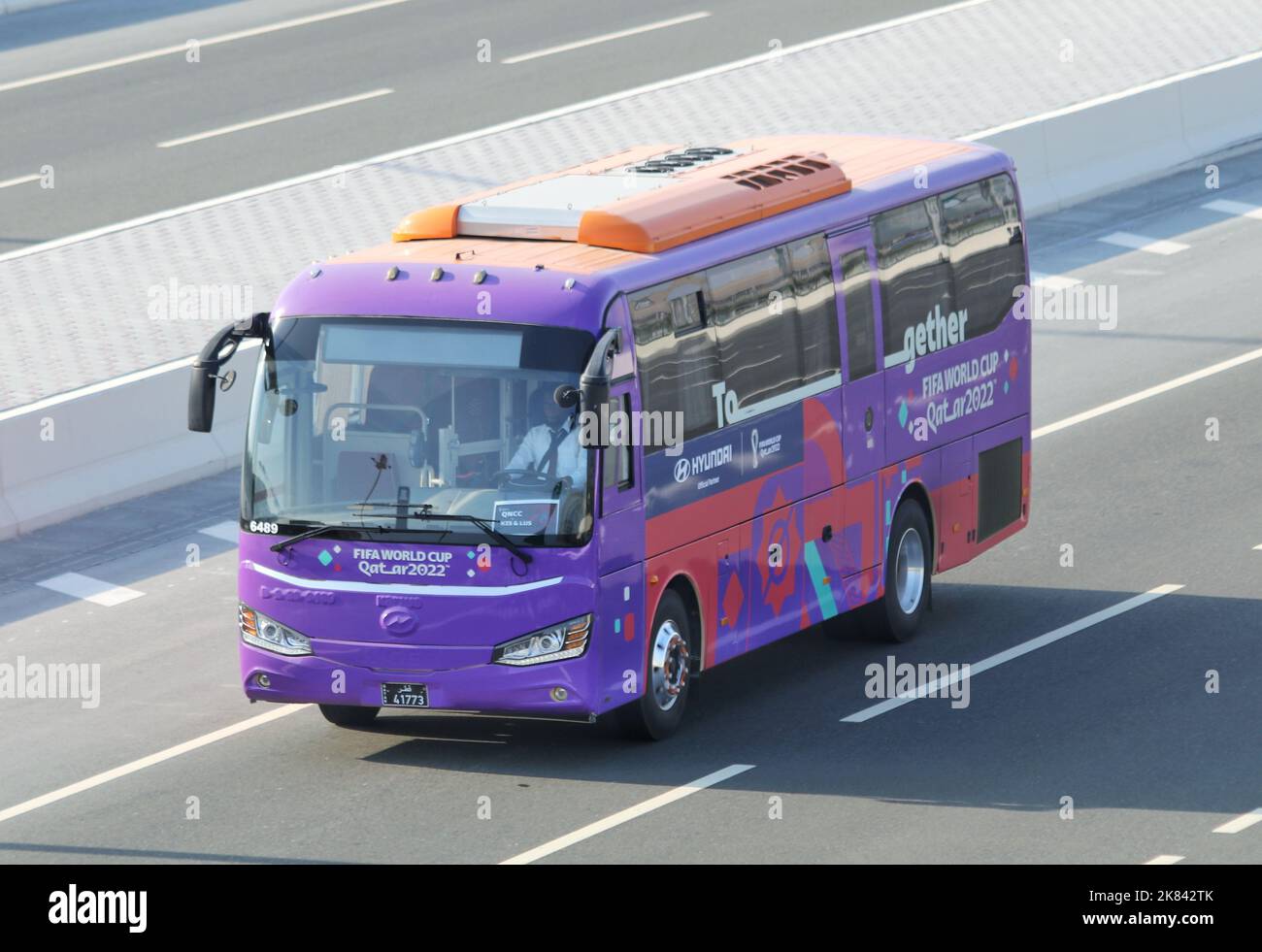 Ein Blick auf FIFA 2022 Fan Bus, mehr als 2.300 Busse werden täglich während der FIFA Fußball-Weltmeisterschaft Katar 2022 betrieben werden. Stockfoto