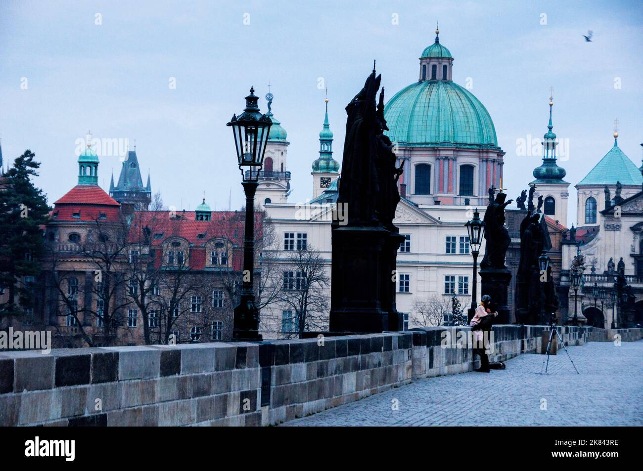 Karlsbrücke barocke Statuen Silhouette gegen das blau-grüne der Kuppel von St. Franziskus von Assisi Kirche in Prag, Tschechische Republik. Stockfoto