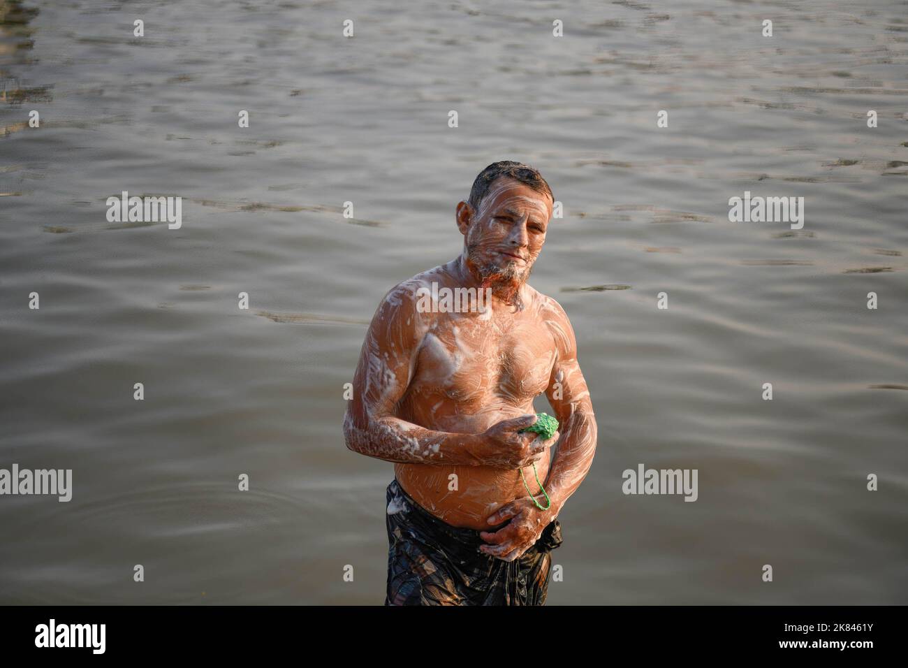 Dhaka, Bangladesch. 20. Oktober 2022. 20. Oktober 2022, Dhaka, Bangladesch: Mohammad Ismail posiert für ein Porträt, während er am Ufer des Flusses Buriganga in Dhaka ein Bad nimmt. (Bild: © Piyas Biswas/SOPA Images via ZUMA Press Wire) Bild: ZUMA Press, Inc./Alamy Live News Stockfoto