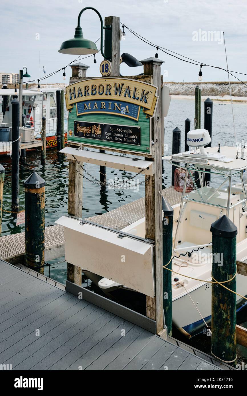 Angelboot Slip an den Docks von Harborwalk oder Harbor Walk Village Marina in Destin Florida, USA Werbeboot mieten. Stockfoto