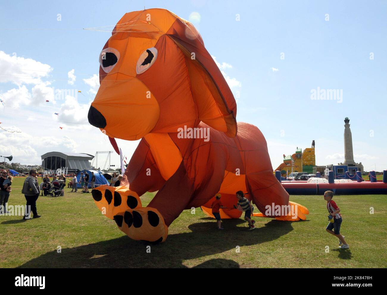 Ein riesiger Hundedrachen steigt beim jährlichen Drachenbfestival an der Küste von Southsea, Hants, vom Boden. PIC Mike Walker,2015 Mike Walker Pictures Stockfoto