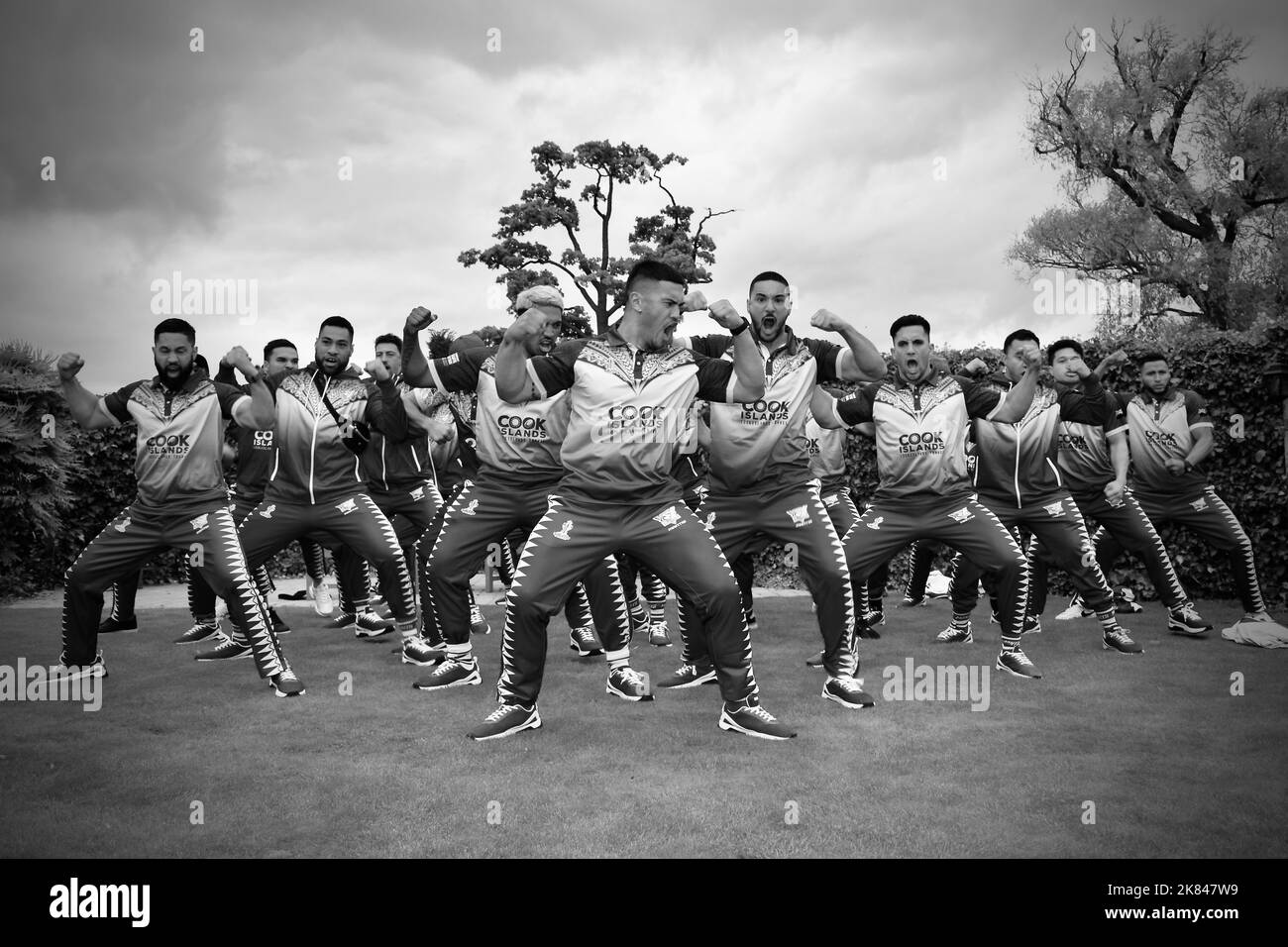 Schwarz-Weiß, dramatisches Bild des Männer-Rugby-League-Weltcup-Teams der Cook Islands bei der Durchführung des Haka in Rockliffe Hall Hurworth, Darlington, Großbritannien. Stockfoto