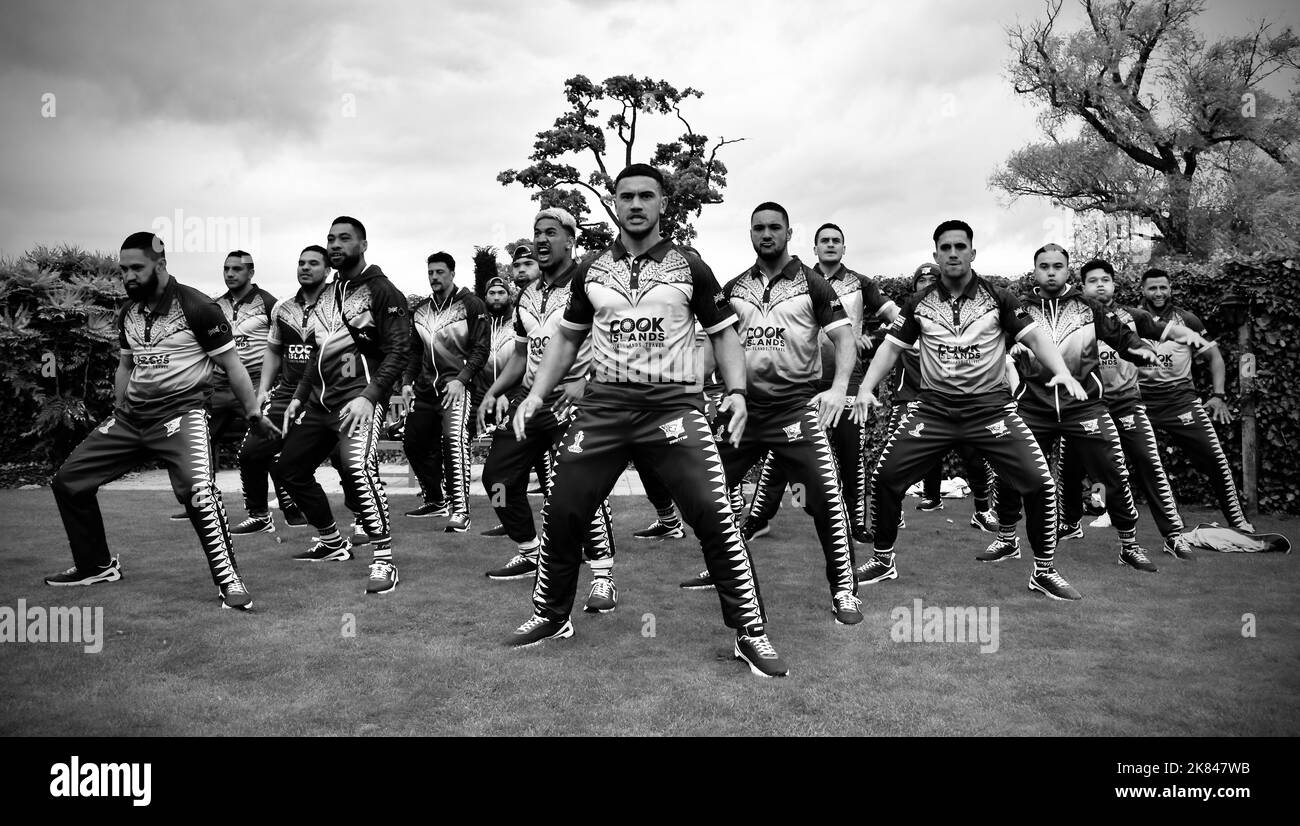 Schwarz-Weiß, dramatisches Bild des Männer-Rugby-League-Weltcup-Teams der Cook Islands bei der Durchführung des Haka in Rockliffe Hall Hurworth, Darlington, Großbritannien. Stockfoto