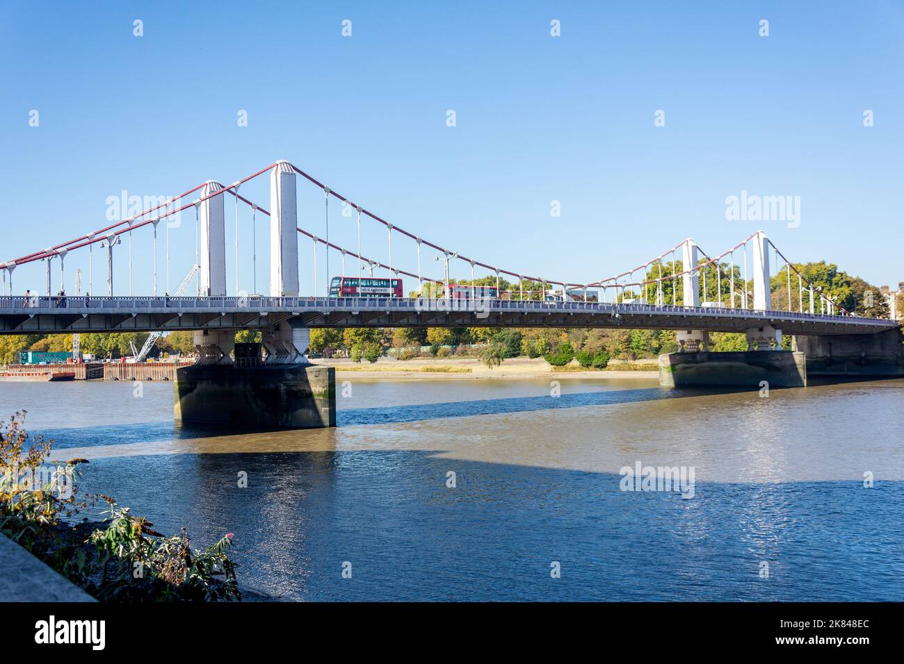 Chelsea Bridge von Sopwith Way, Nine Elms, London Borough of Wandsworth, Greater London, England, Großbritannien Stockfoto