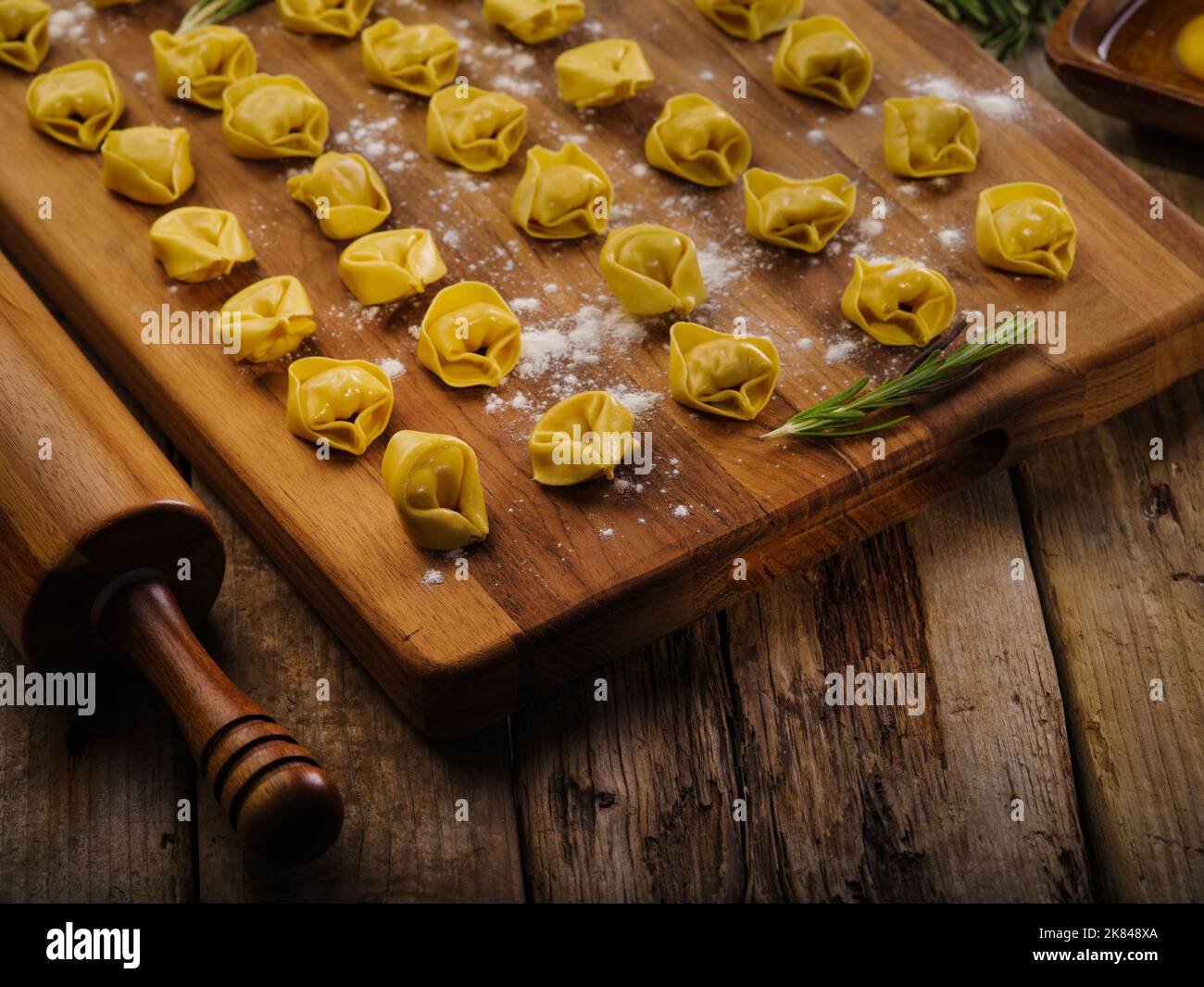 Appetitliche Knödel, gefüllt mit Hackfleisch auf einem hölzernen Schneidebrett mit einem Zweig Rosmarin. Hintergrund der Speisen. Rezepte für die Hausmannskost. Gesund f Stockfoto