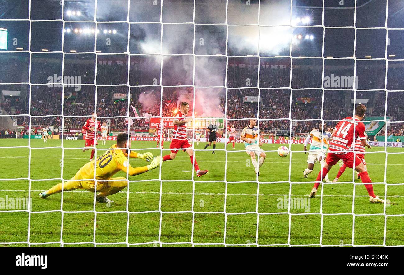 Alphonso DAVIES, FCB 19 Punkte, schießt Tor , Tor, Treffer, Torschuss, 2-5 gegen Tomas KOUBEK, FCA 40 im Spiel DFB Cup zweite Runde FC AUGSBURG - FC BAYERN MÜNCHEN 2-5 DFB-Pokal, Deutsche Fußball-Trophäe am 19. Oktober 2022 in Augsburg, Deutschland. Saison 2022/2023, 2.Runde, © Peter Schatz / Alamy Live News die DFB-Vorschriften verbieten die Verwendung von Fotos als Bildsequenzen und/oder quasi-Video. Quelle: Peter Schatz/Alamy Live News Stockfoto