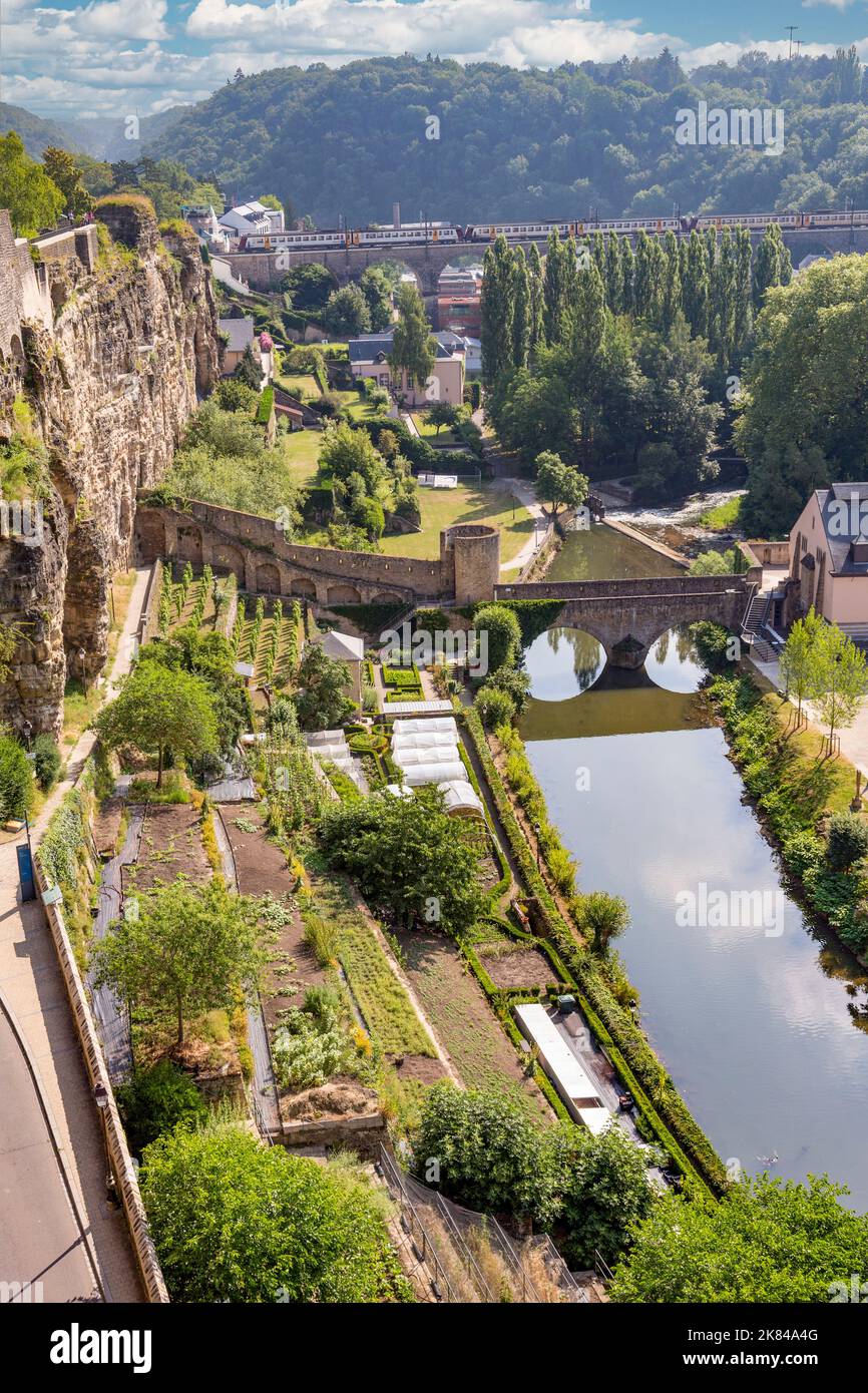 Die Stadt Luxemburg, Luxemburg. Mit Blick auf den Fluss Alzette von der Stadtbefestigung. Stockfoto