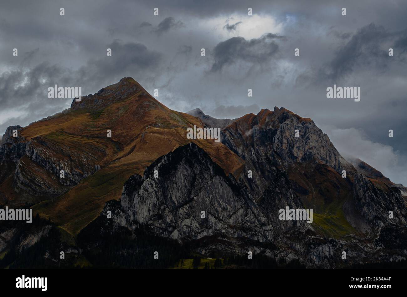 Blick auf die Berge in der Schweiz. Landschaftsfoto der alpen im Herbst. Schönes Bild des Berggipfens neben dem Säntis. Stockfoto