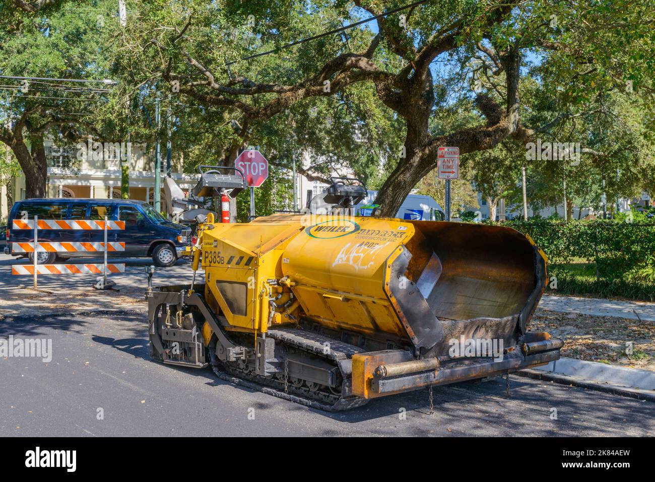 NEW ORLEANS, LA, USA - 14. OKTOBER 2022: Caterpillar Asphaltpflastermaschine in Uptown New Orleans Stockfoto