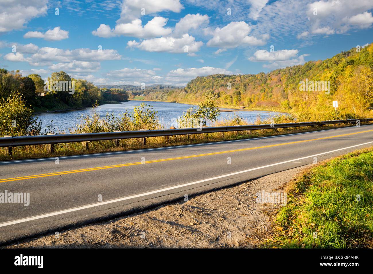 Connecticut River, Cornish, New Hampshire. New Hampshire auf der rechten, Vermont auf der linken Seite. Stockfoto