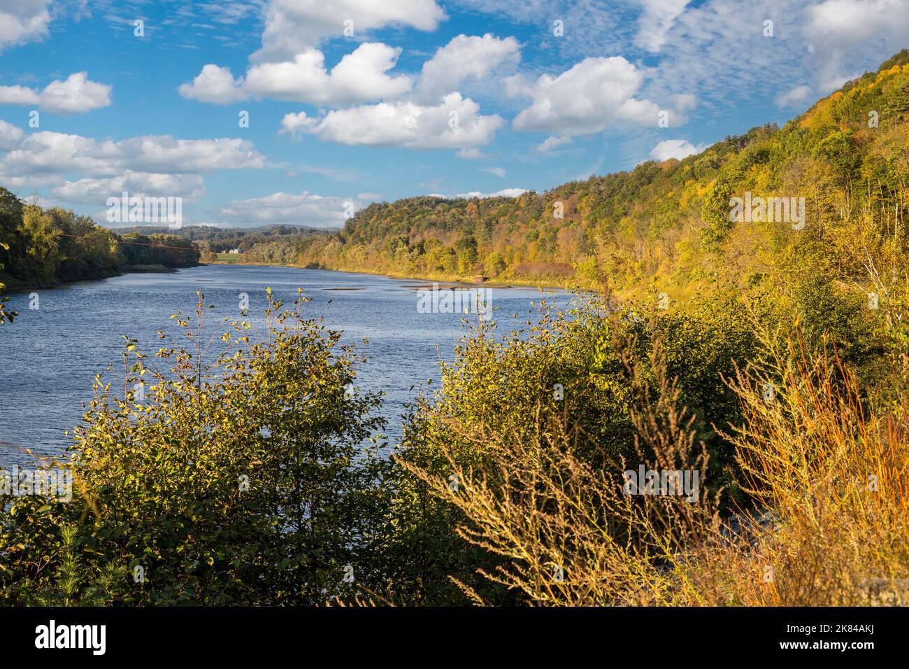 Connecticut River, Cornish, New Hampshire. New Hampshire auf der rechten, Vermont auf der linken Seite. Stockfoto